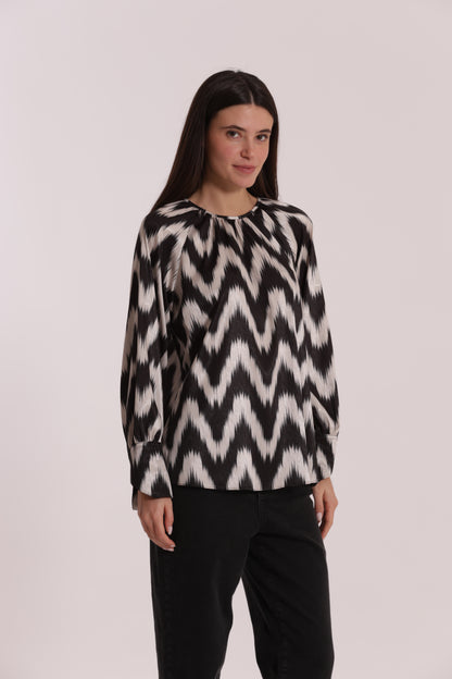 BLUSA CON SCOLLO TONDO FANTASIA CHEVRON