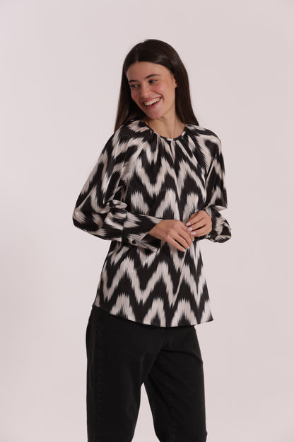 BLUSA CON SCOLLO TONDO FANTASIA CHEVRON