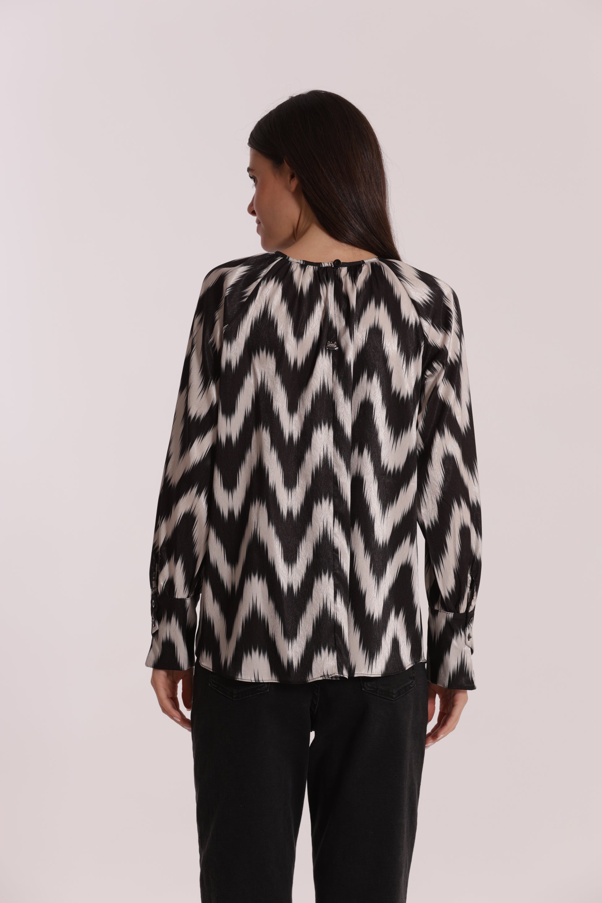 BLUSA CON SCOLLO TONDO FANTASIA CHEVRON