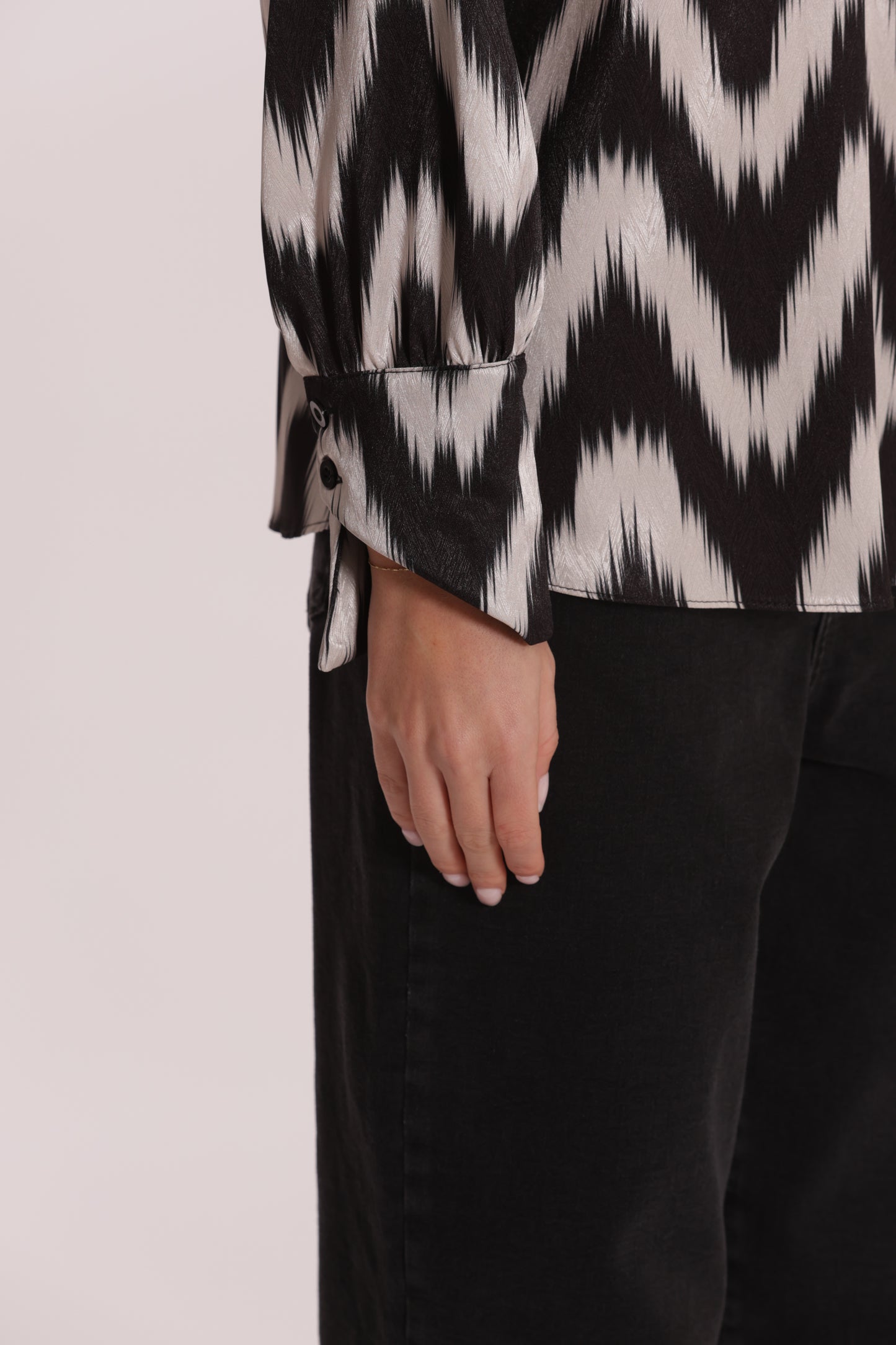 BLUSA CON SCOLLO TONDO FANTASIA CHEVRON