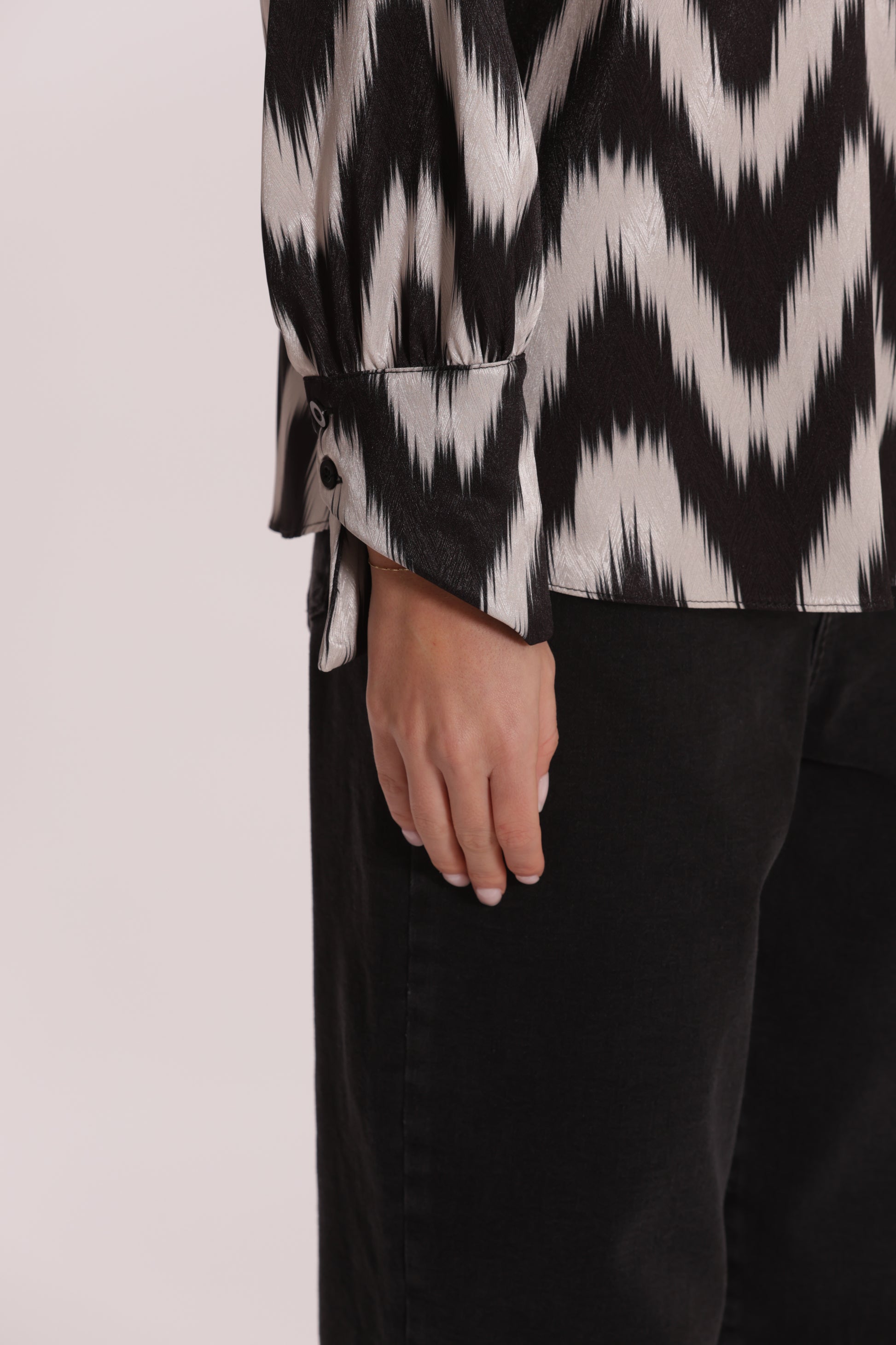 BLUSA CON SCOLLO TONDO FANTASIA CHEVRON