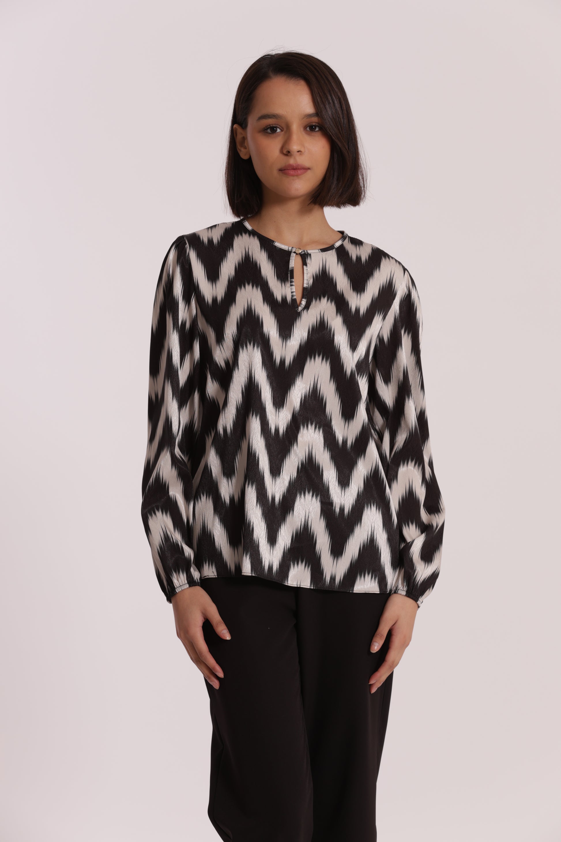 BLUSA CON BOTTONCINO FANTASIA CHEVRON
