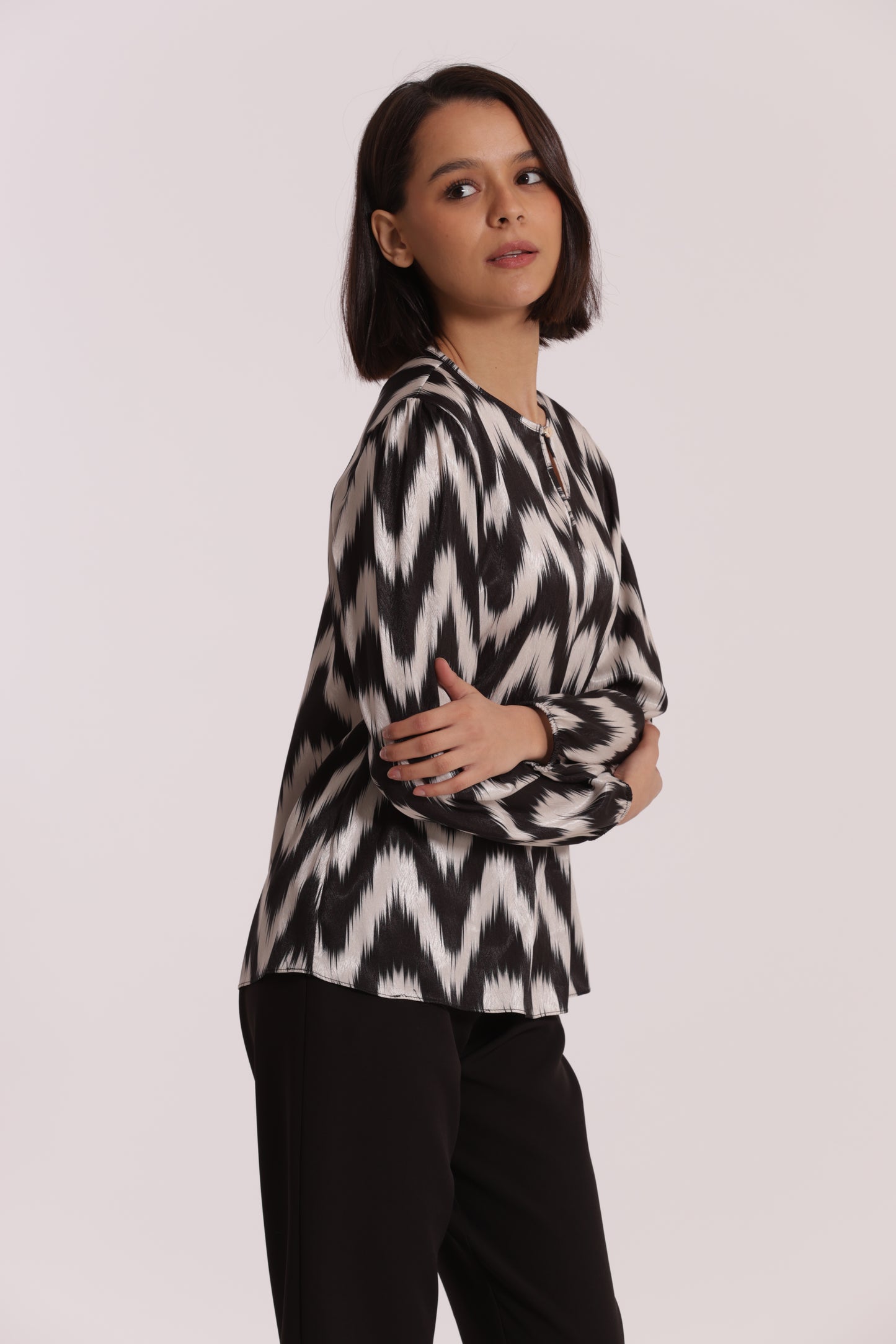 BLUSA CON BOTTONCINO FANTASIA CHEVRON