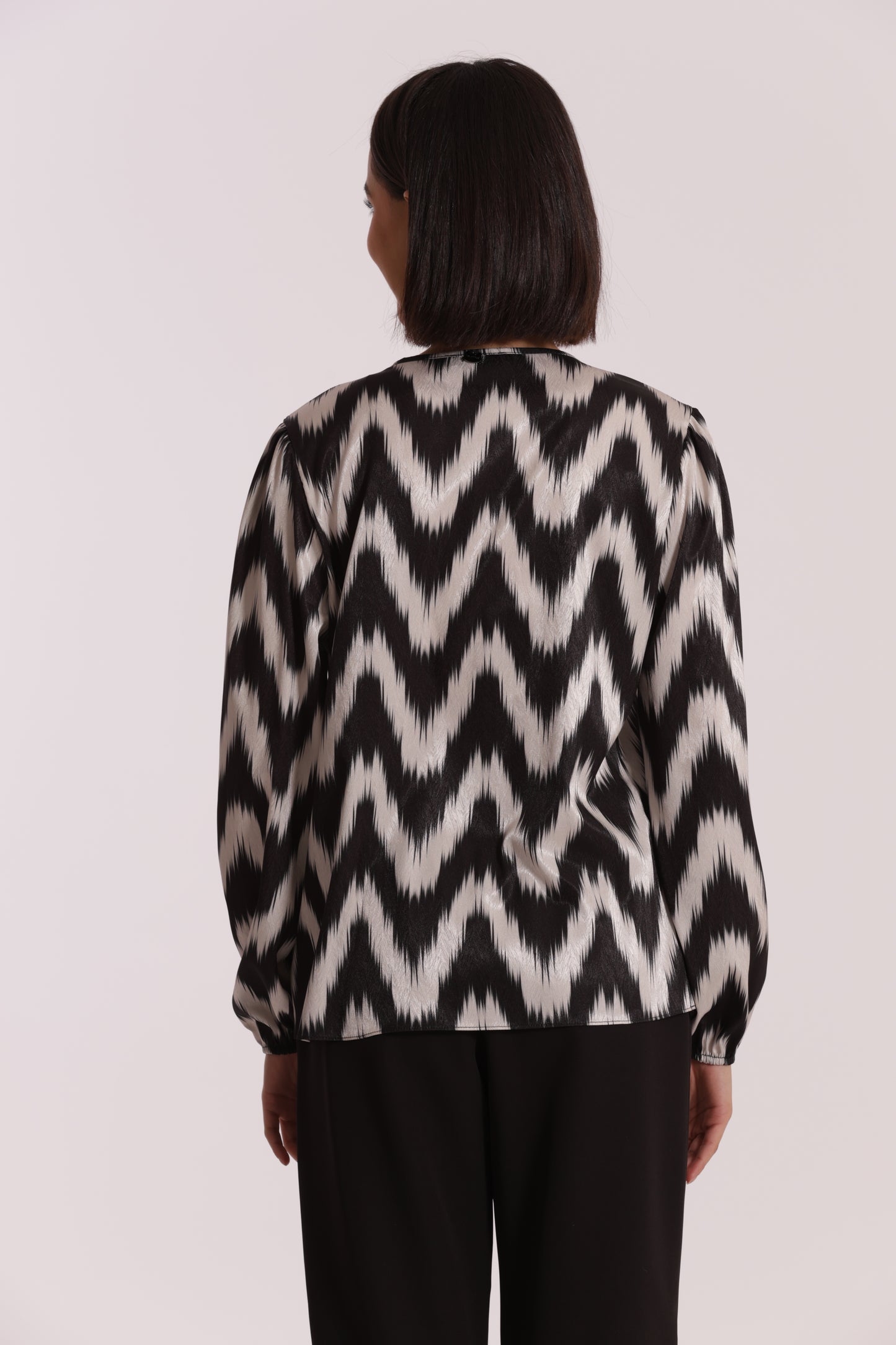 BLUSA CON BOTTONCINO FANTASIA CHEVRON
