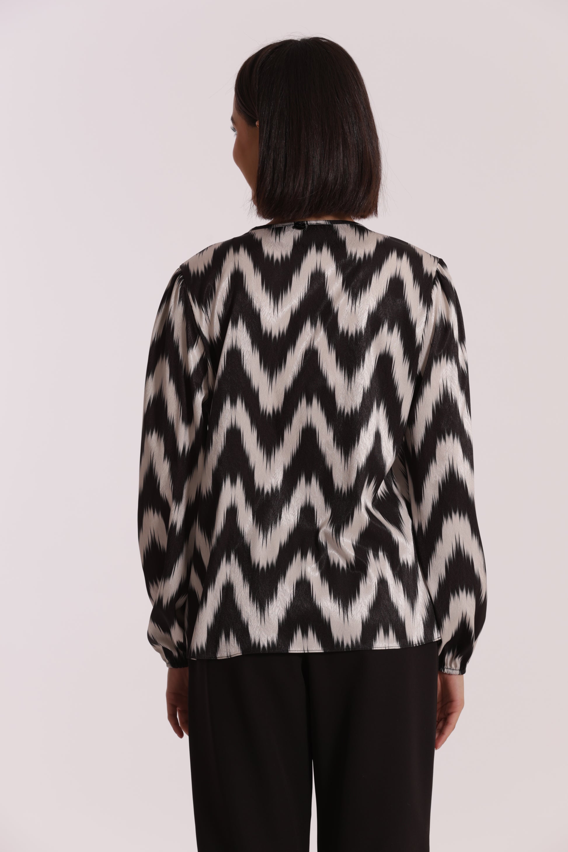 BLUSA CON BOTTONCINO FANTASIA CHEVRON