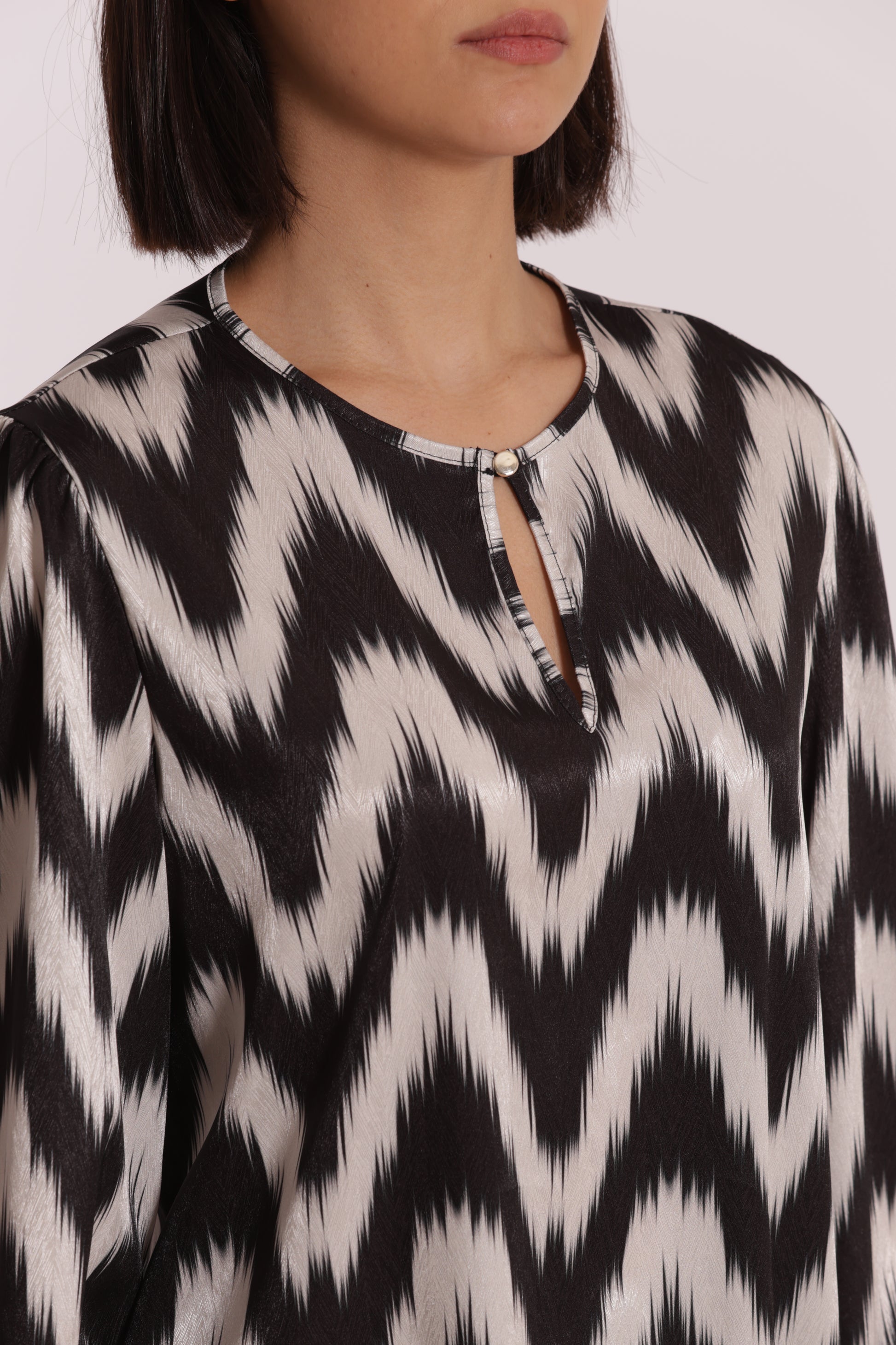 BLUSA CON BOTTONCINO FANTASIA CHEVRON