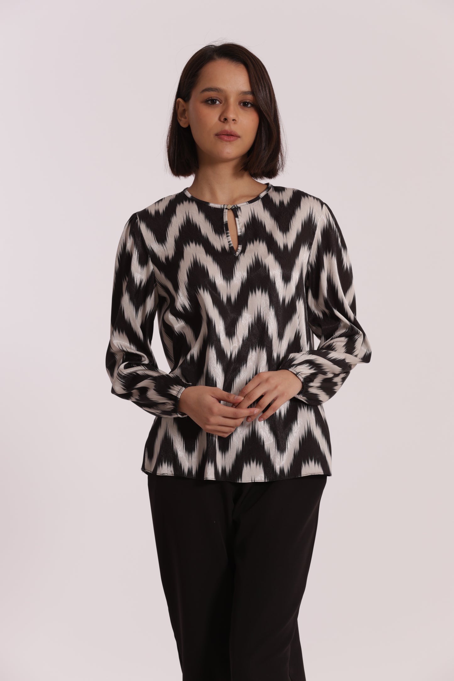 BLUSA CON BOTTONCINO FANTASIA CHEVRON