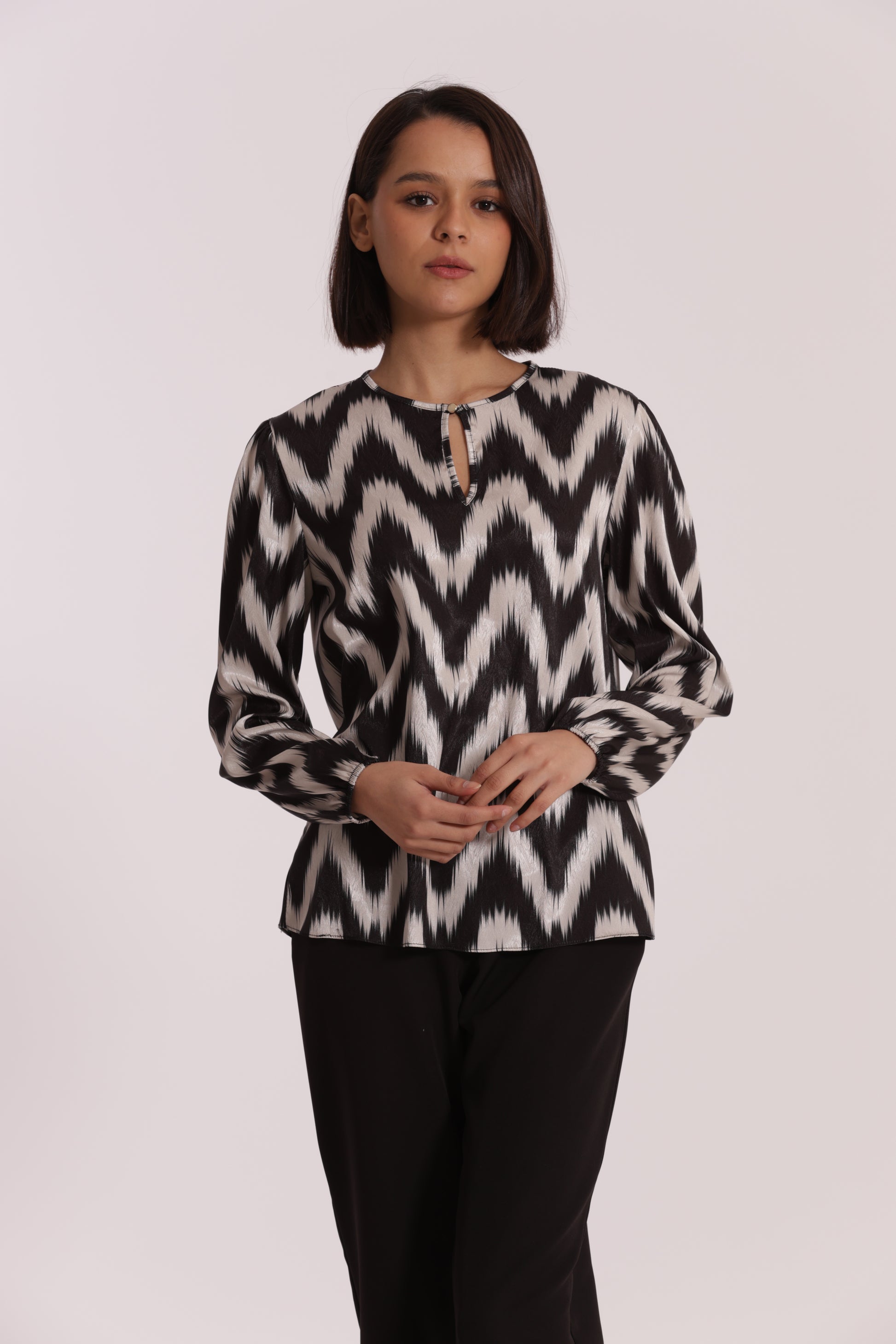 BLUSA CON BOTTONCINO FANTASIA CHEVRON