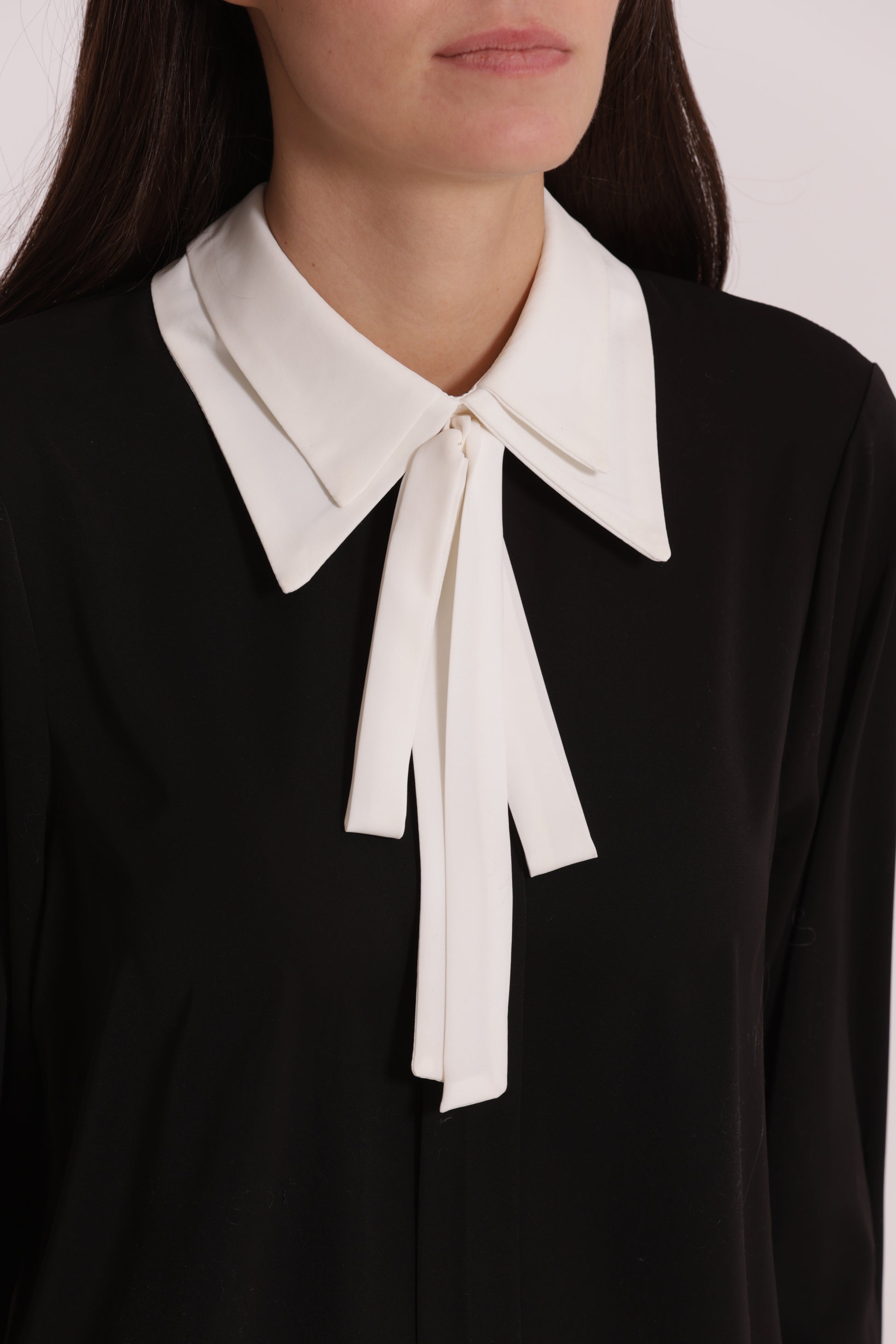 BLUSA CON COLLETTO E FIOCCO
