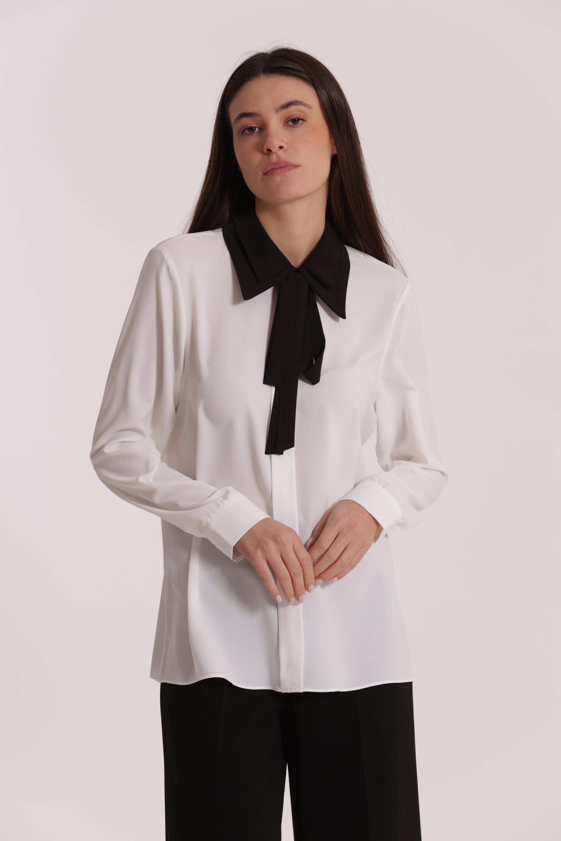 BLUSA CON COLLETTO E FIOCCO