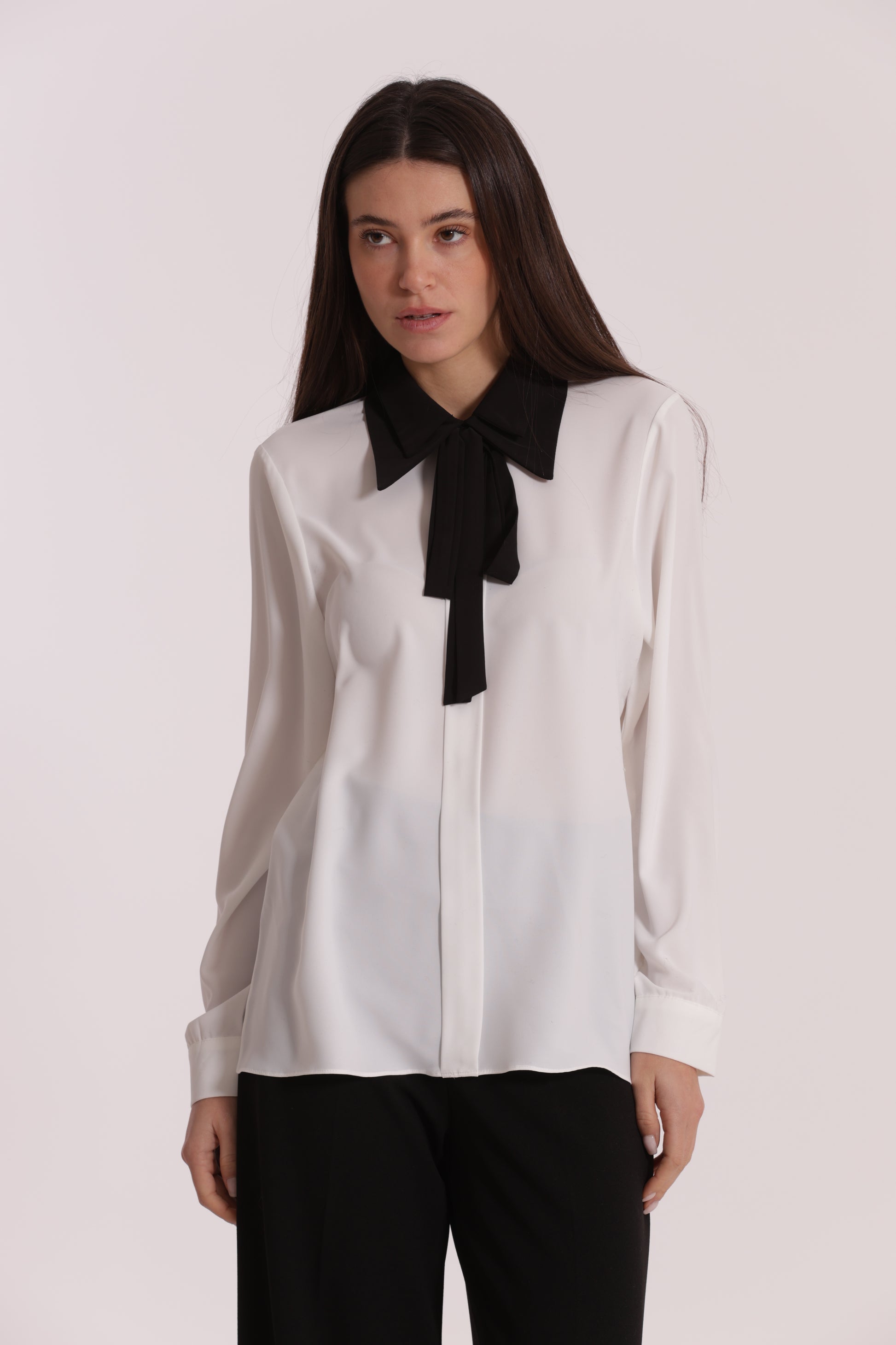 BLUSA CON COLLETTO E FIOCCO