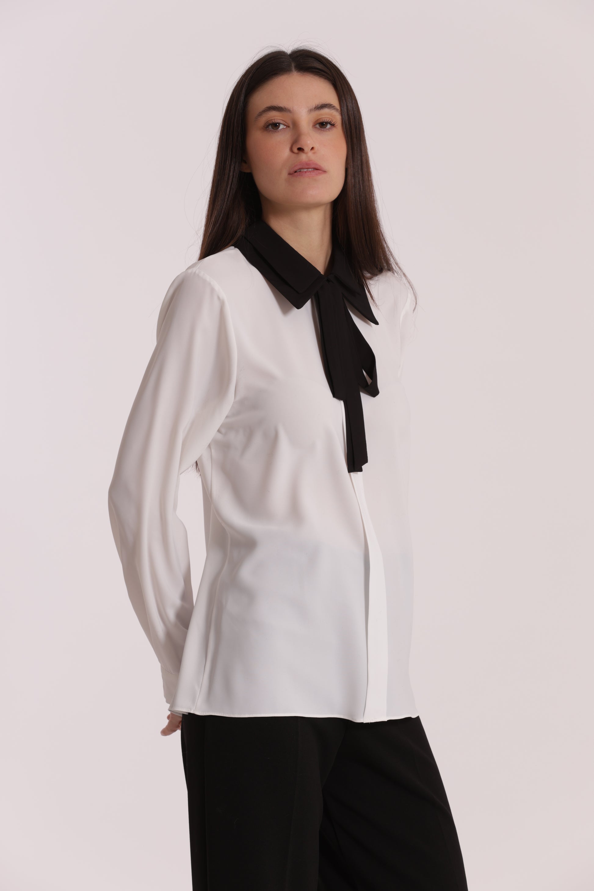 BLUSA CON COLLETTO E FIOCCO