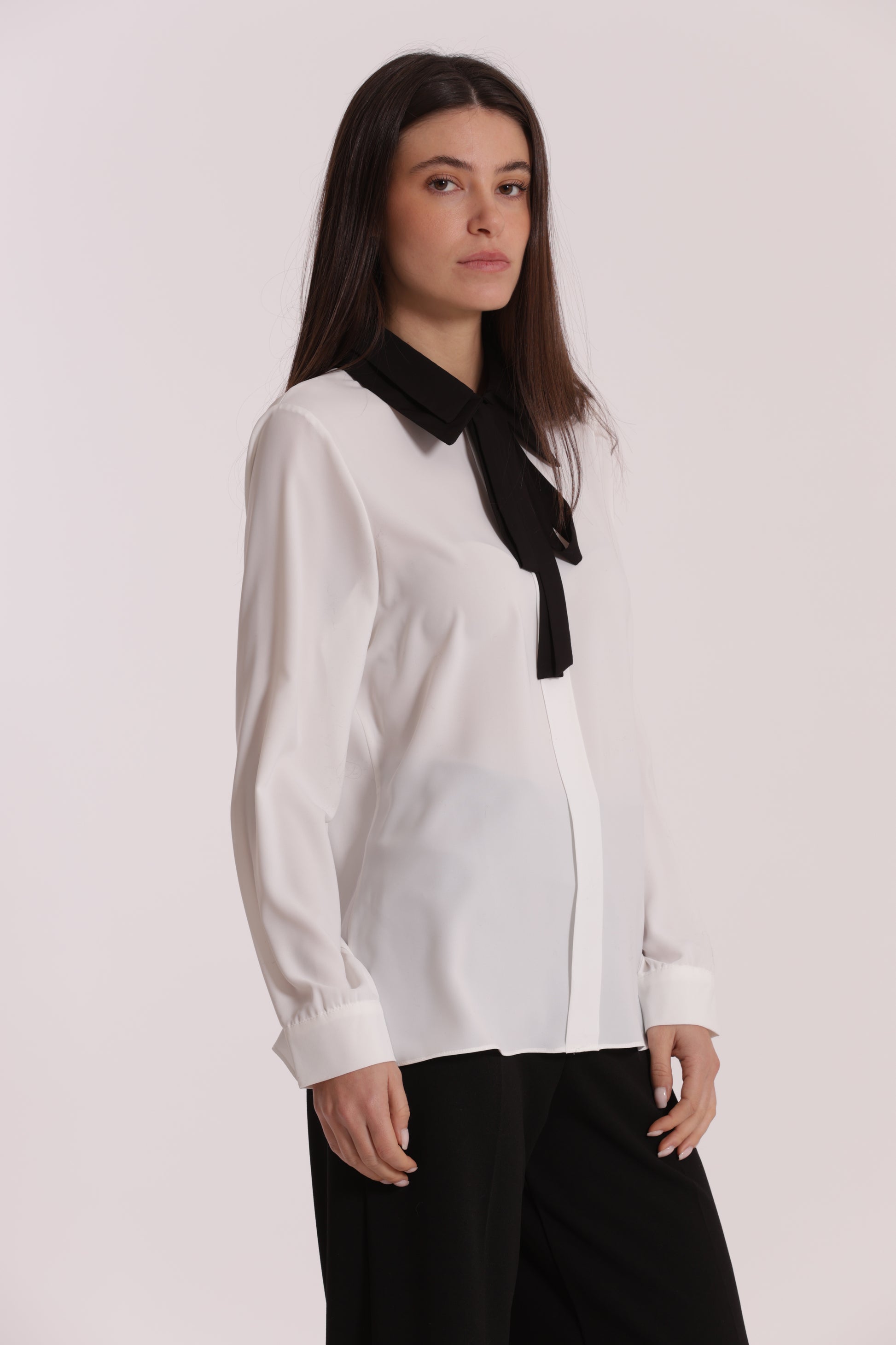 BLUSA CON COLLETTO E FIOCCO