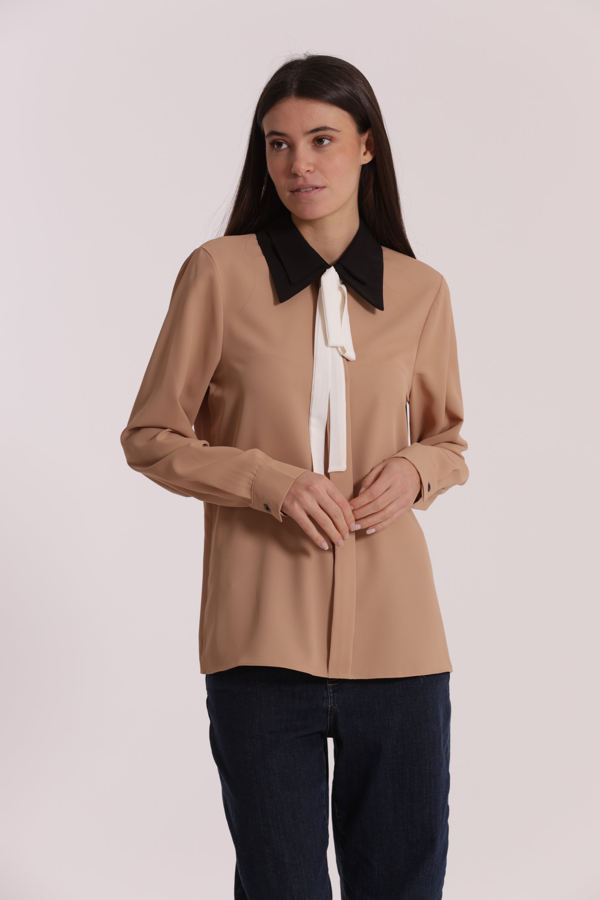 BLUSA CON COLLETTO E FIOCCO
