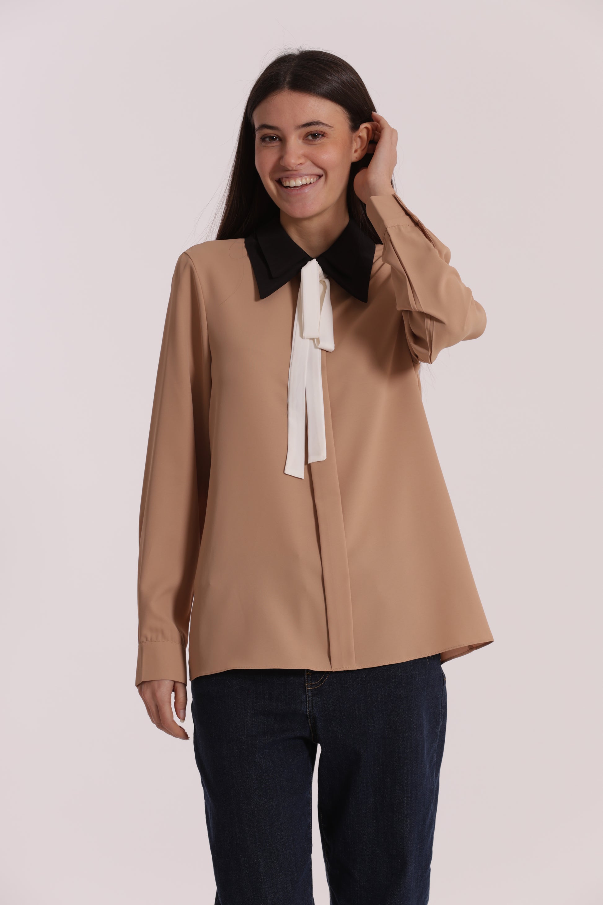 BLUSA CON COLLETTO E FIOCCO