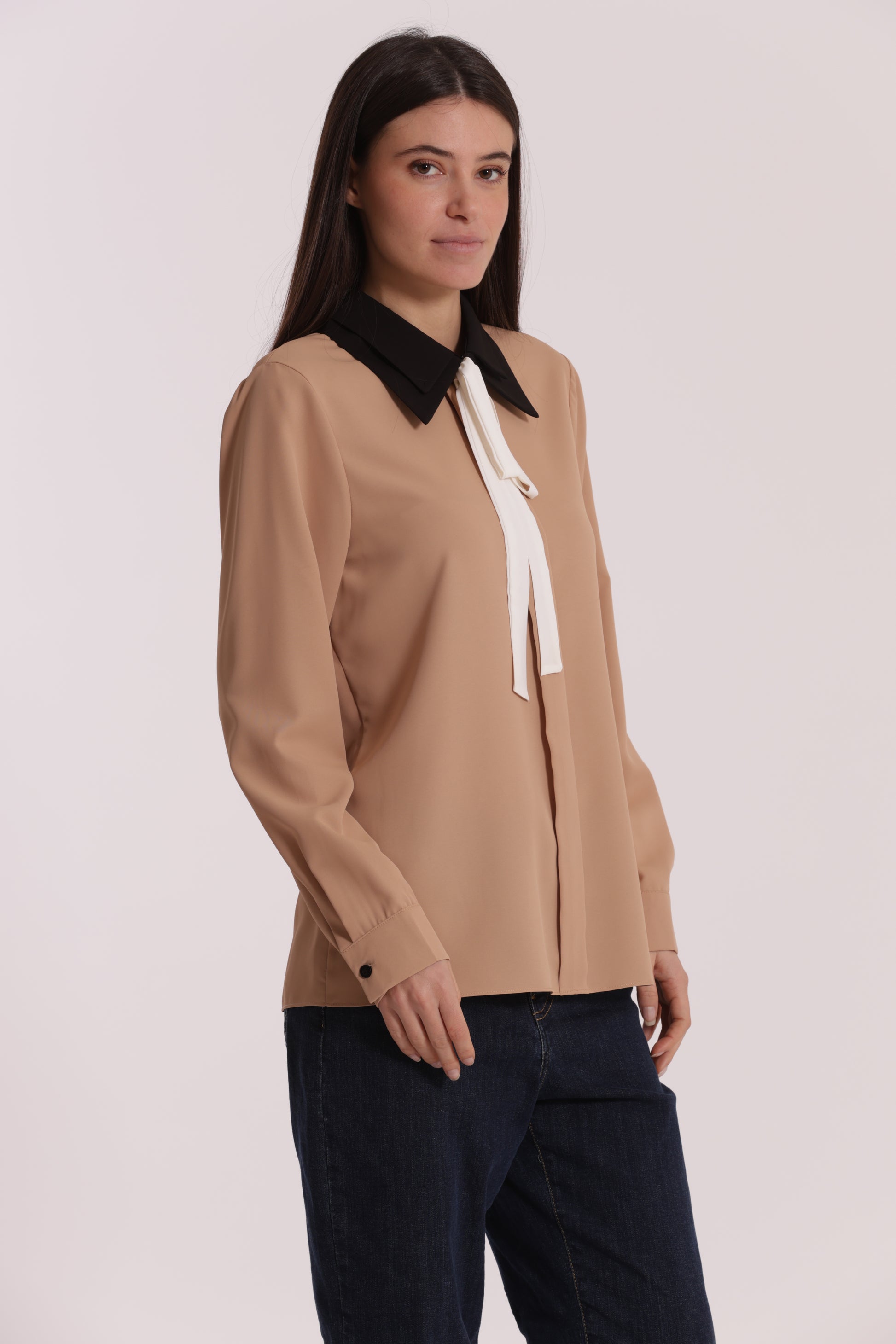BLUSA CON COLLETTO E FIOCCO