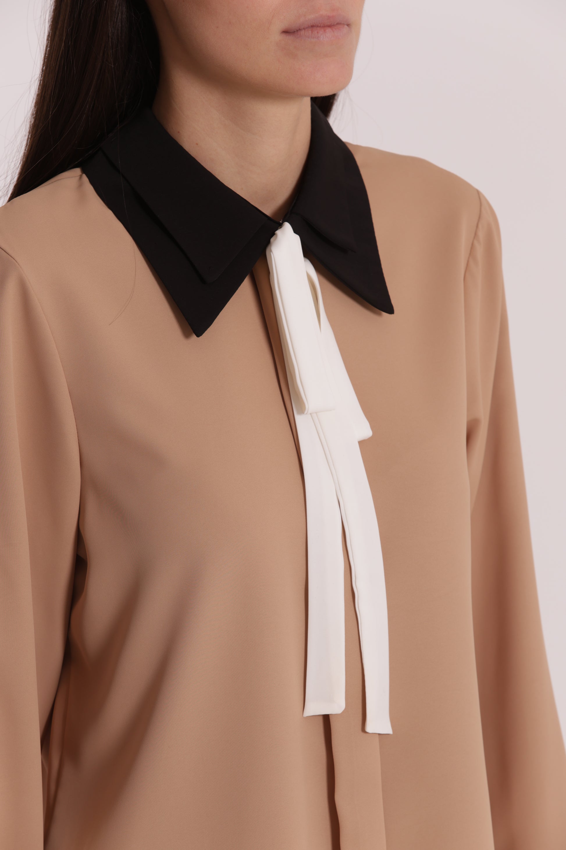 BLUSA CON COLLETTO E FIOCCO