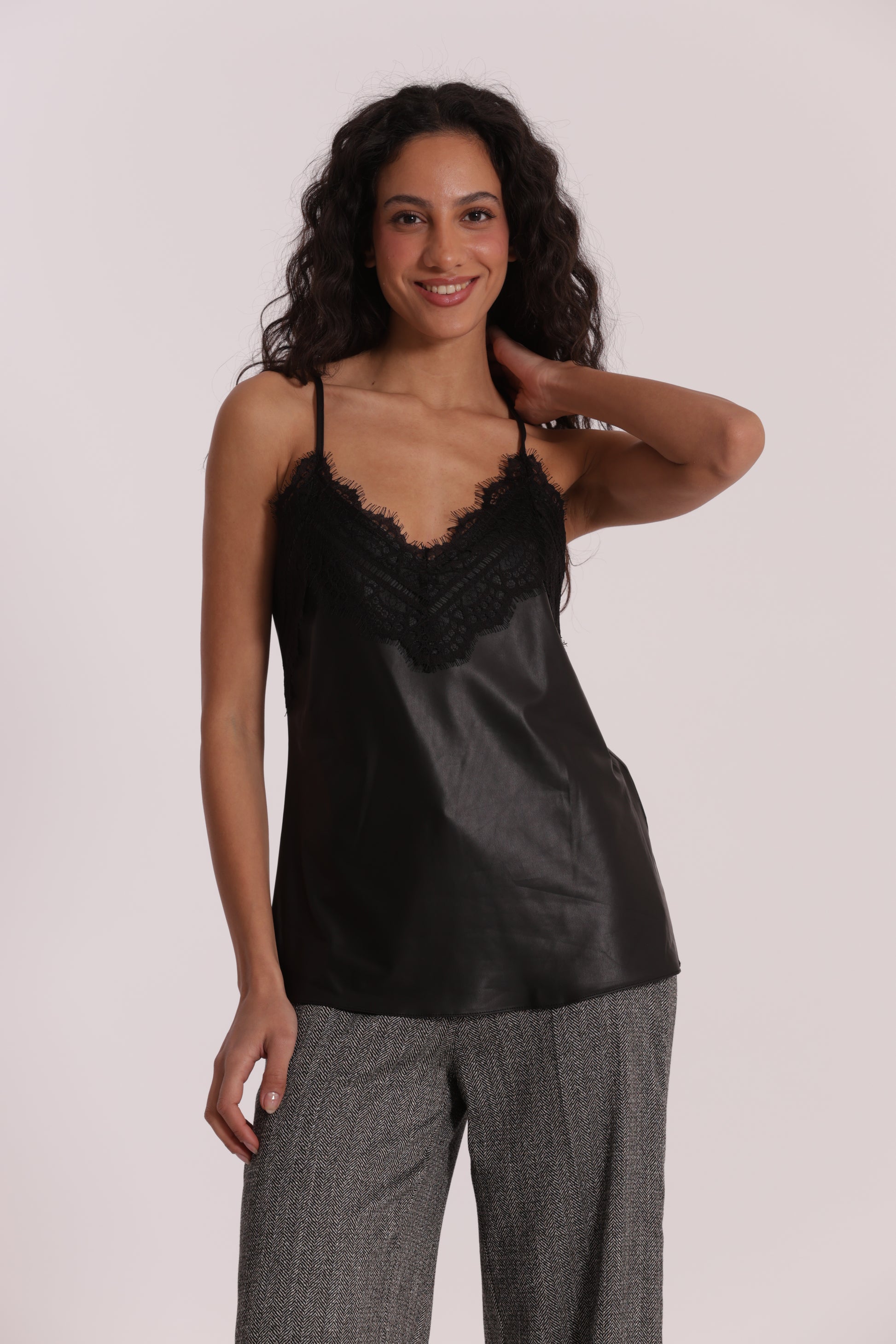 TOP IN SIMIL PELLE E DETTAGLIO IN PIZZO