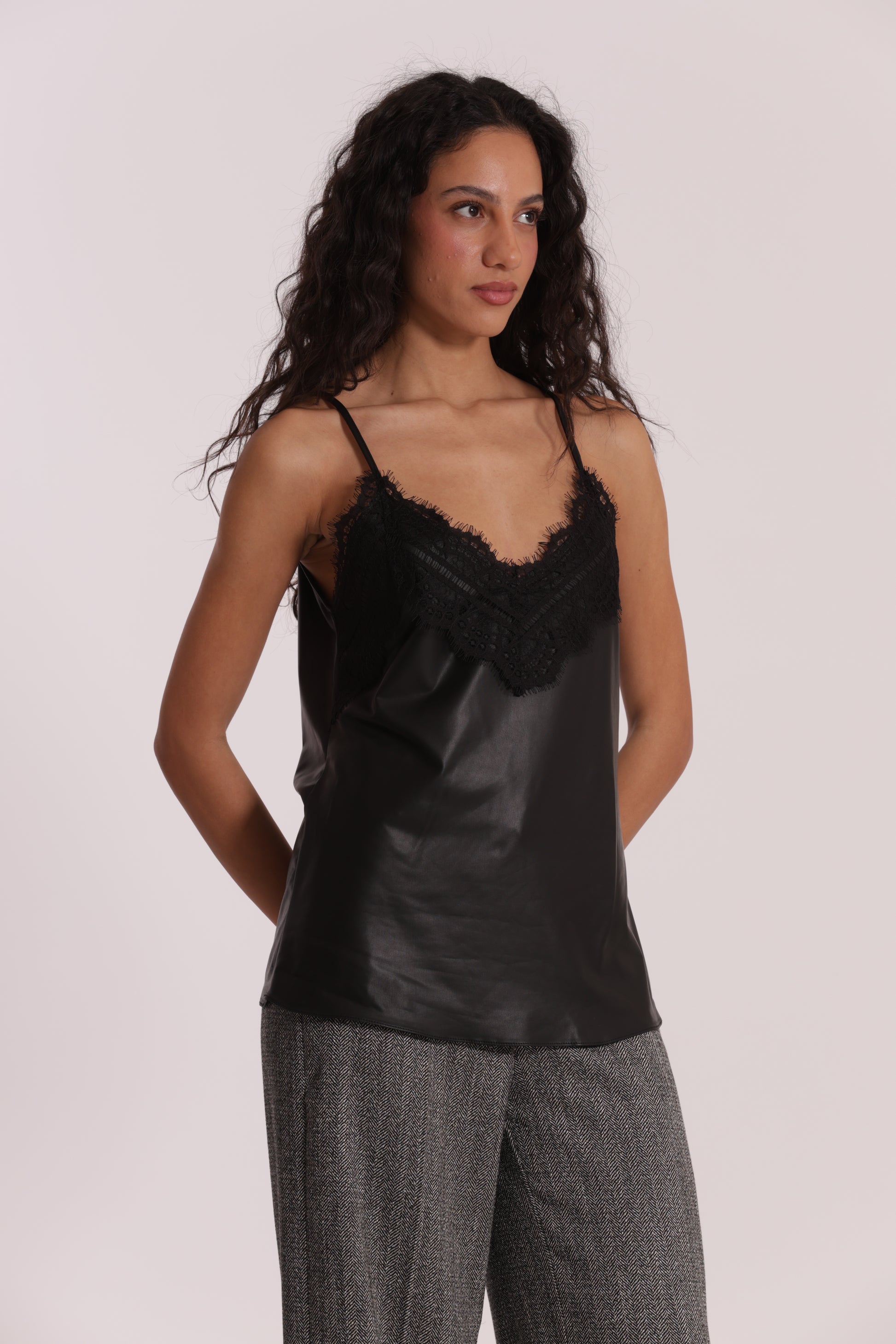 TOP IN SIMIL PELLE E DETTAGLIO IN PIZZO