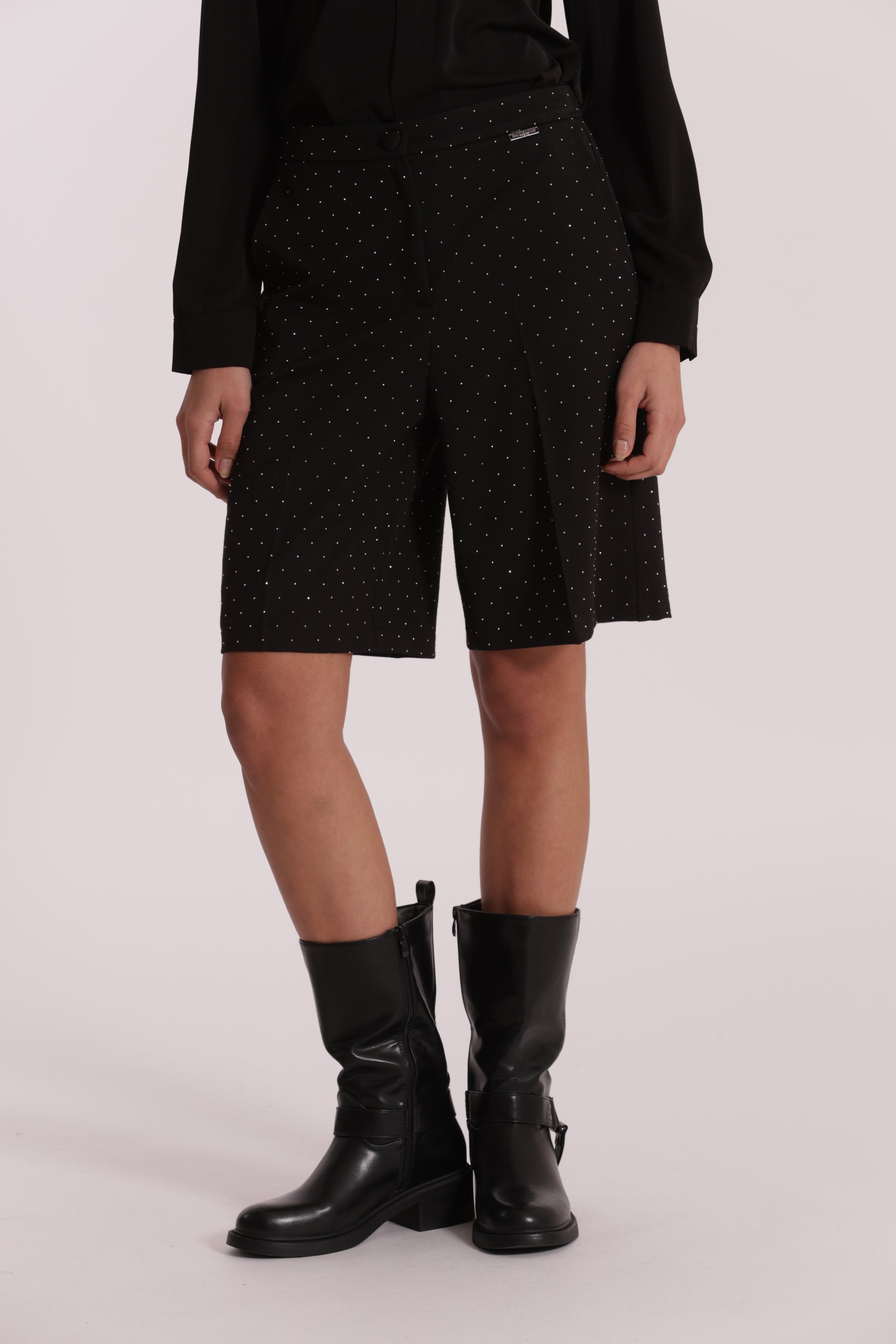 PANTALONE BERMUDA CON APPLICAZIONE DI STRASS