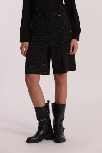 PANTALONE BERMUDA CON APPLICAZIONE DI STRASS