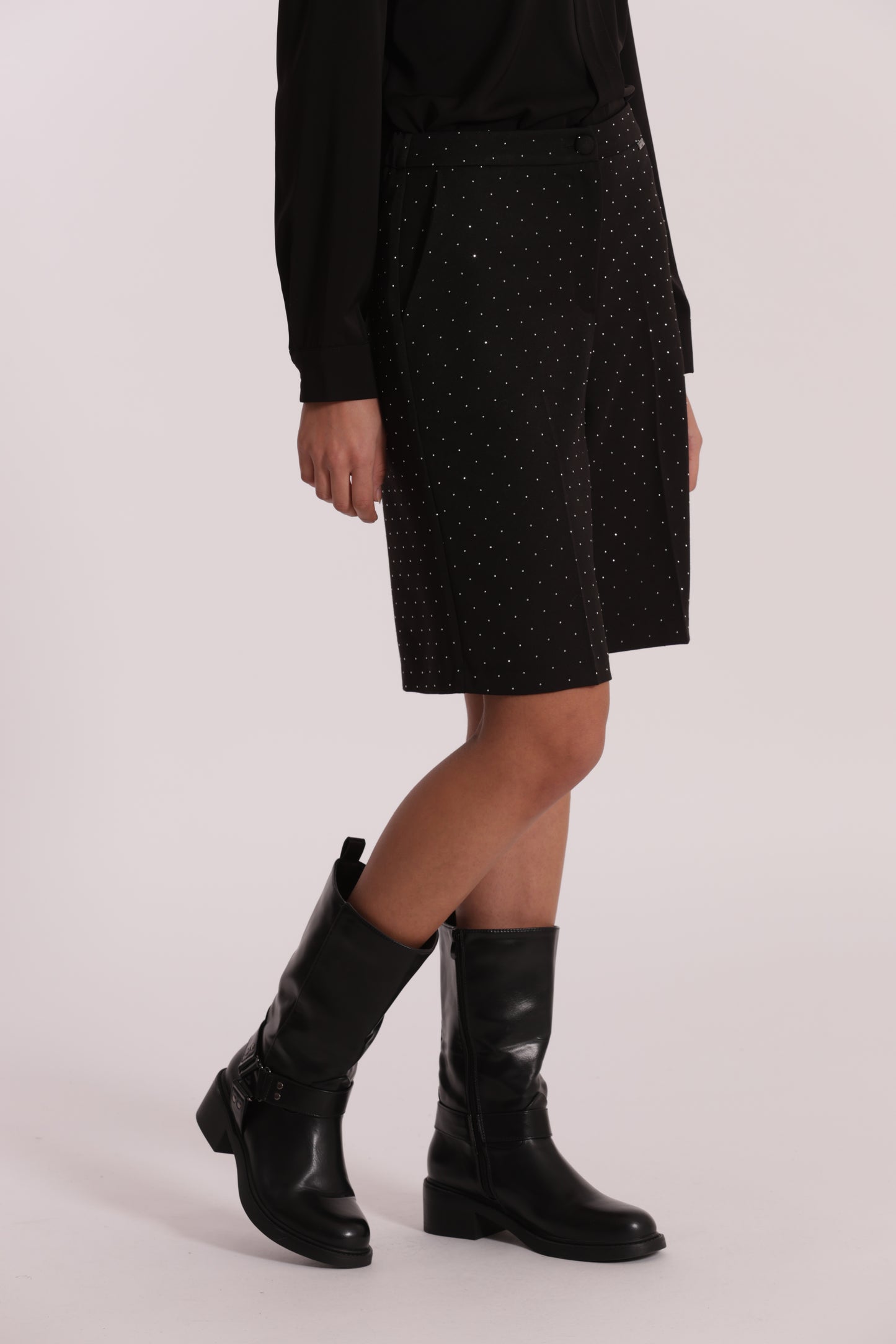 PANTALONE BERMUDA CON APPLICAZIONE DI STRASS