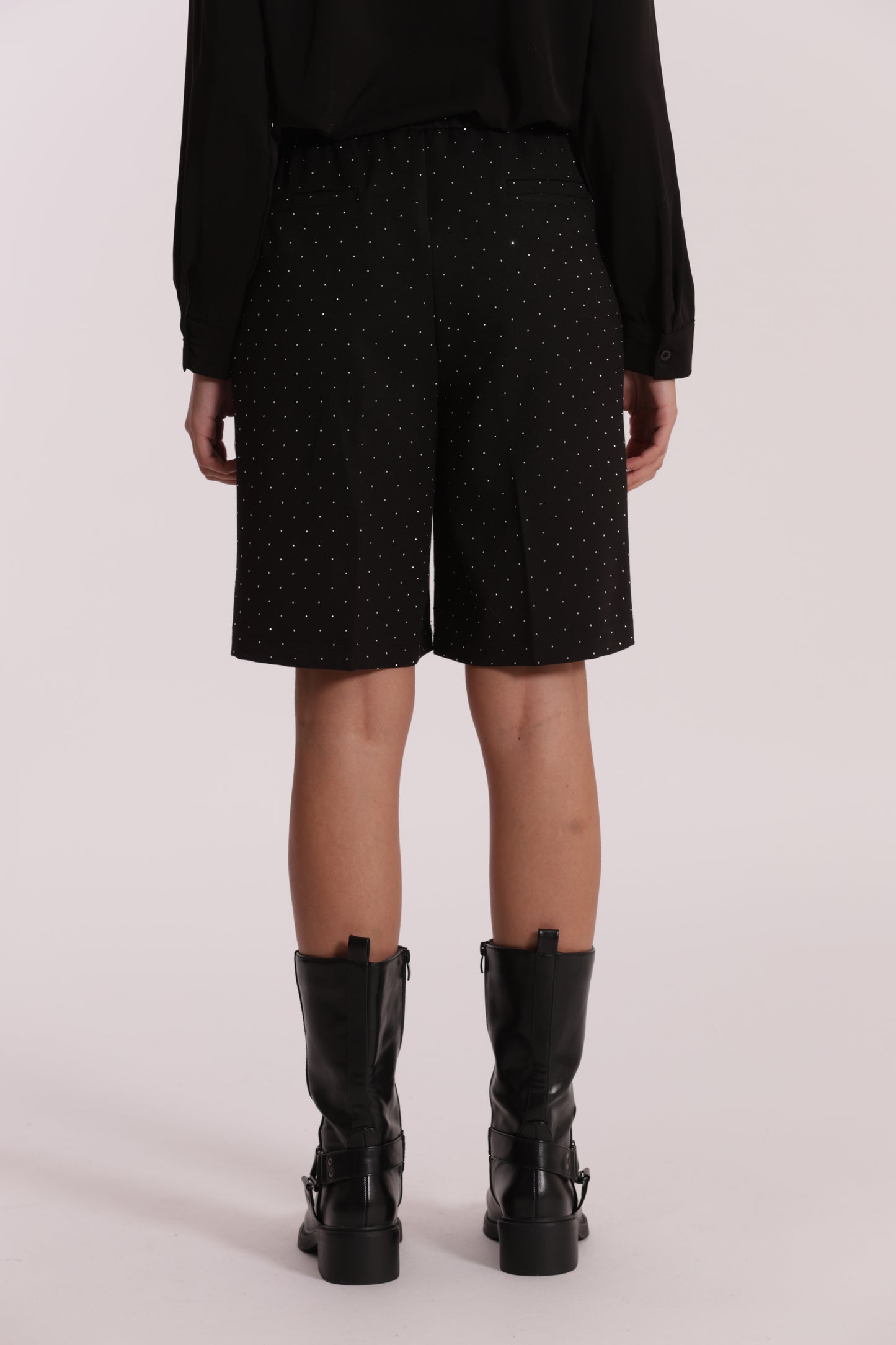 PANTALONE BERMUDA CON APPLICAZIONE DI STRASS