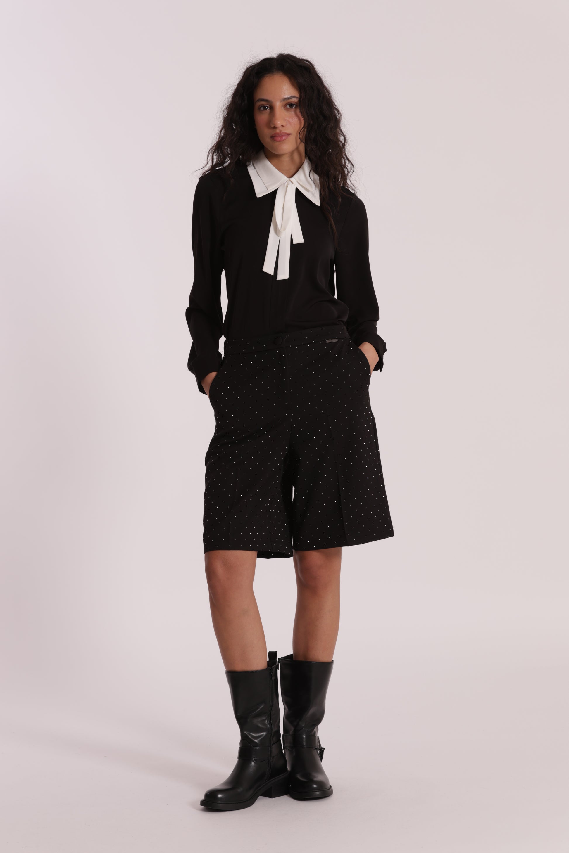 PANTALONE BERMUDA CON APPLICAZIONE DI STRASS
