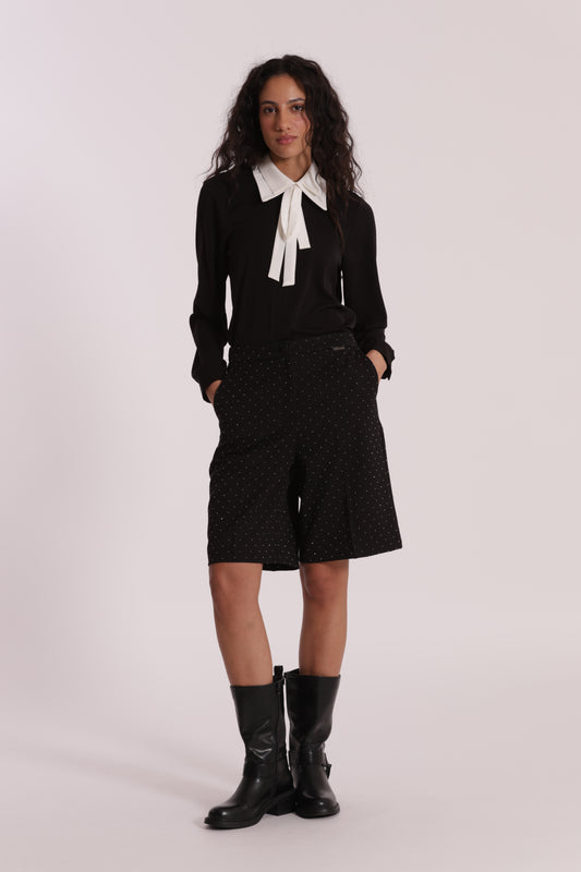 PANTALONE BERMUDA CON APPLICAZIONE DI STRASS