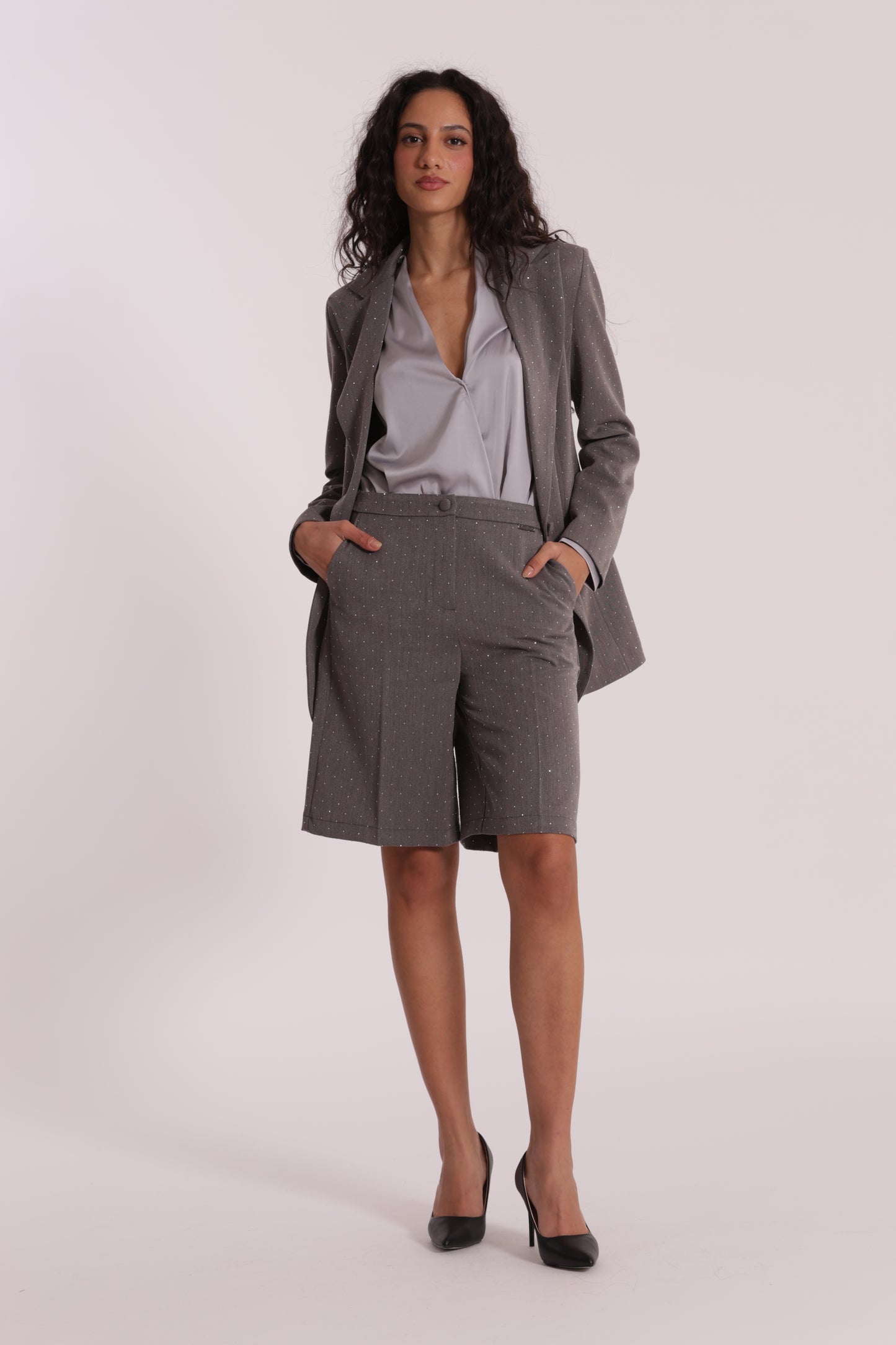 PANTALONE BERMUDA CON APPLICAZIONE DI STRASS