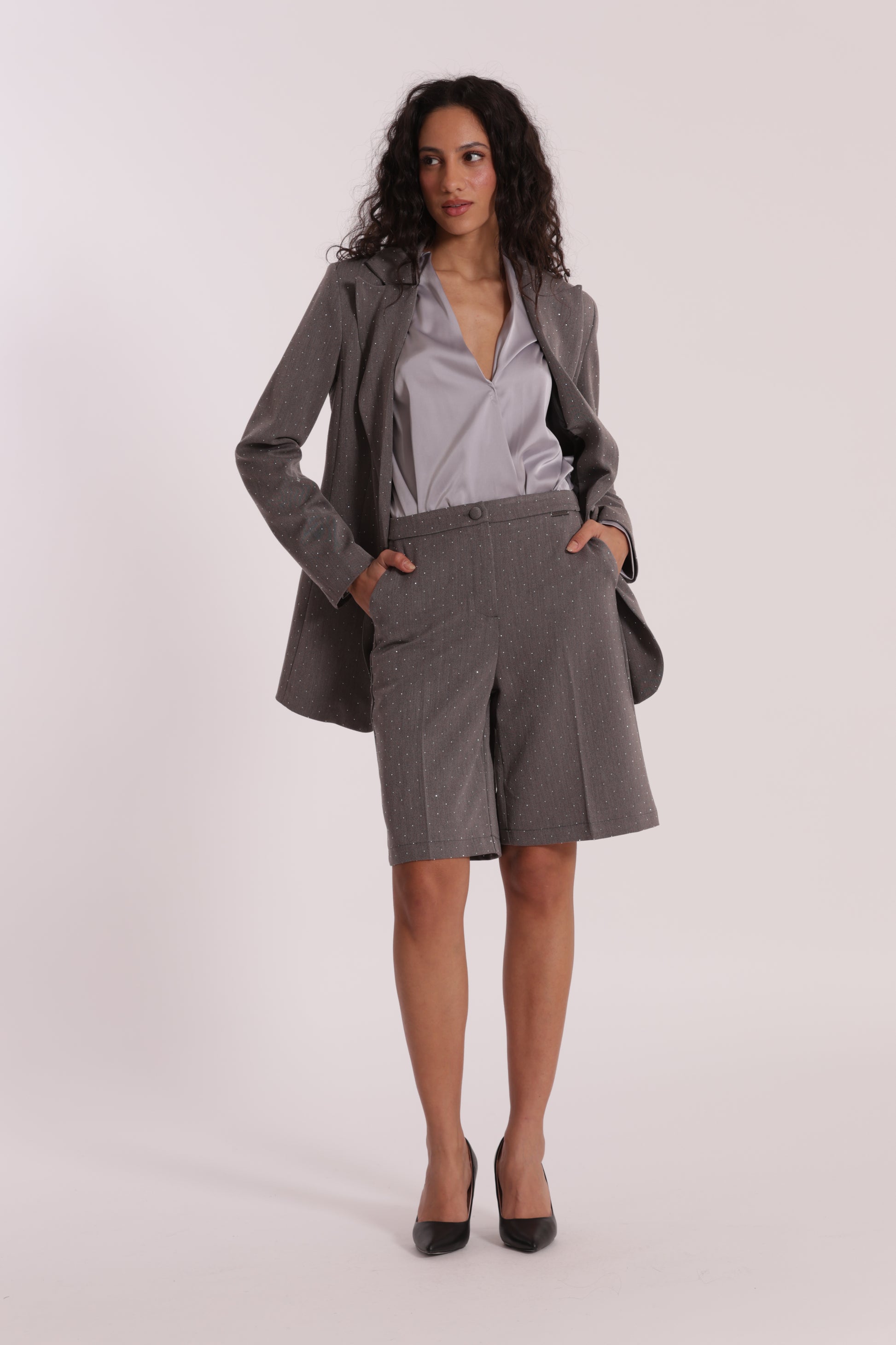 PANTALONE BERMUDA CON APPLICAZIONE DI STRASS