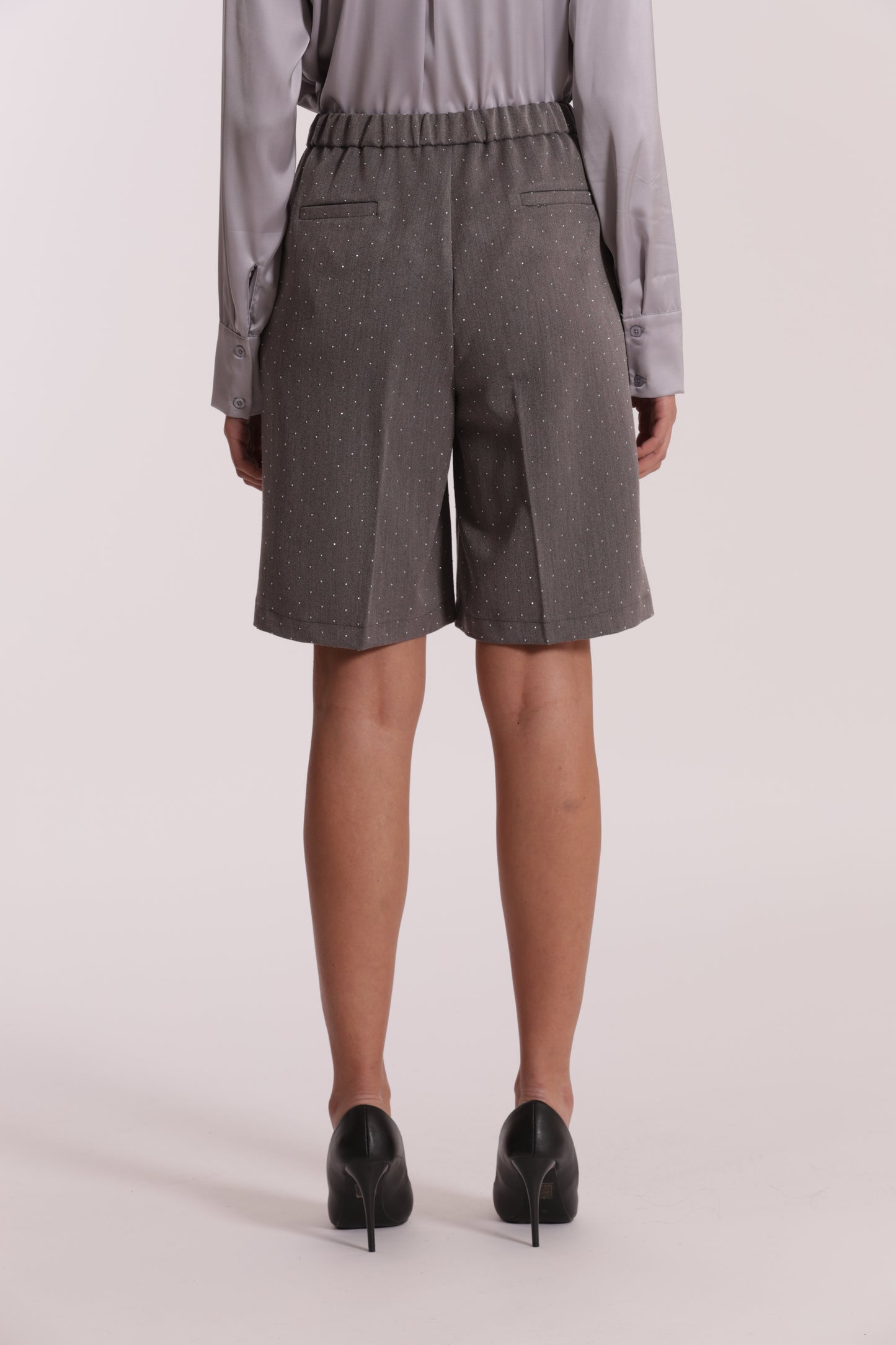 PANTALONE BERMUDA CON APPLICAZIONE DI STRASS