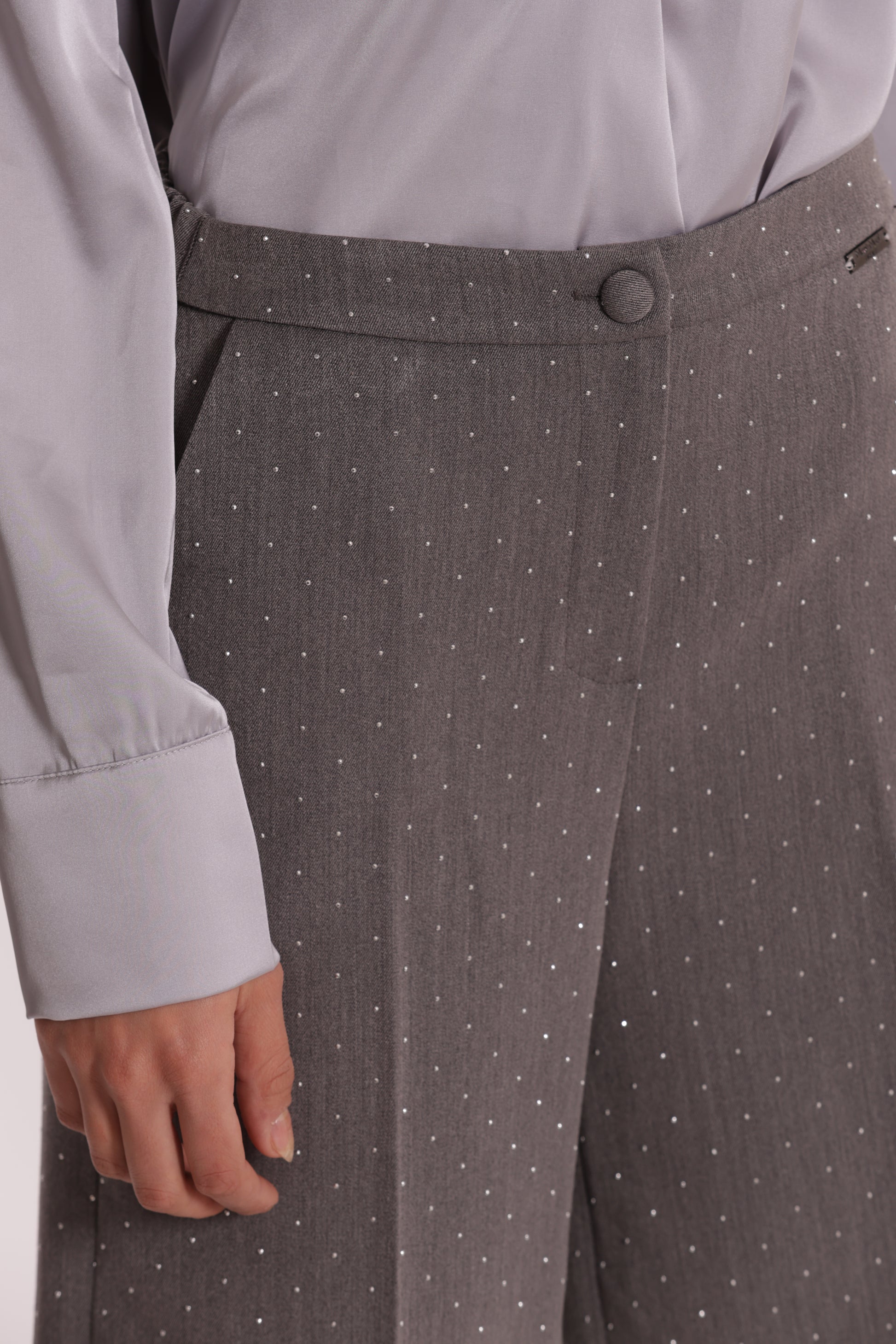 PANTALONE BERMUDA CON APPLICAZIONE DI STRASS