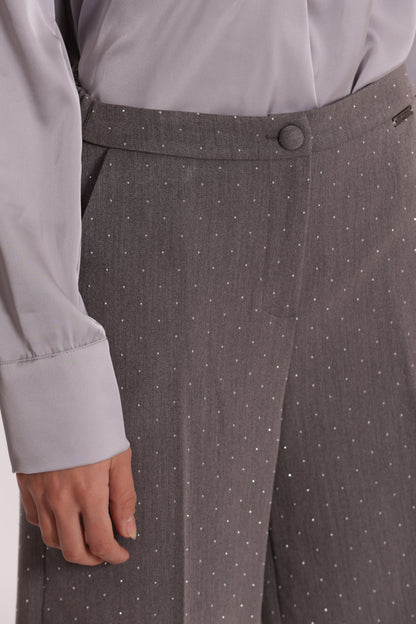 PANTALONE BERMUDA CON APPLICAZIONE DI STRASS