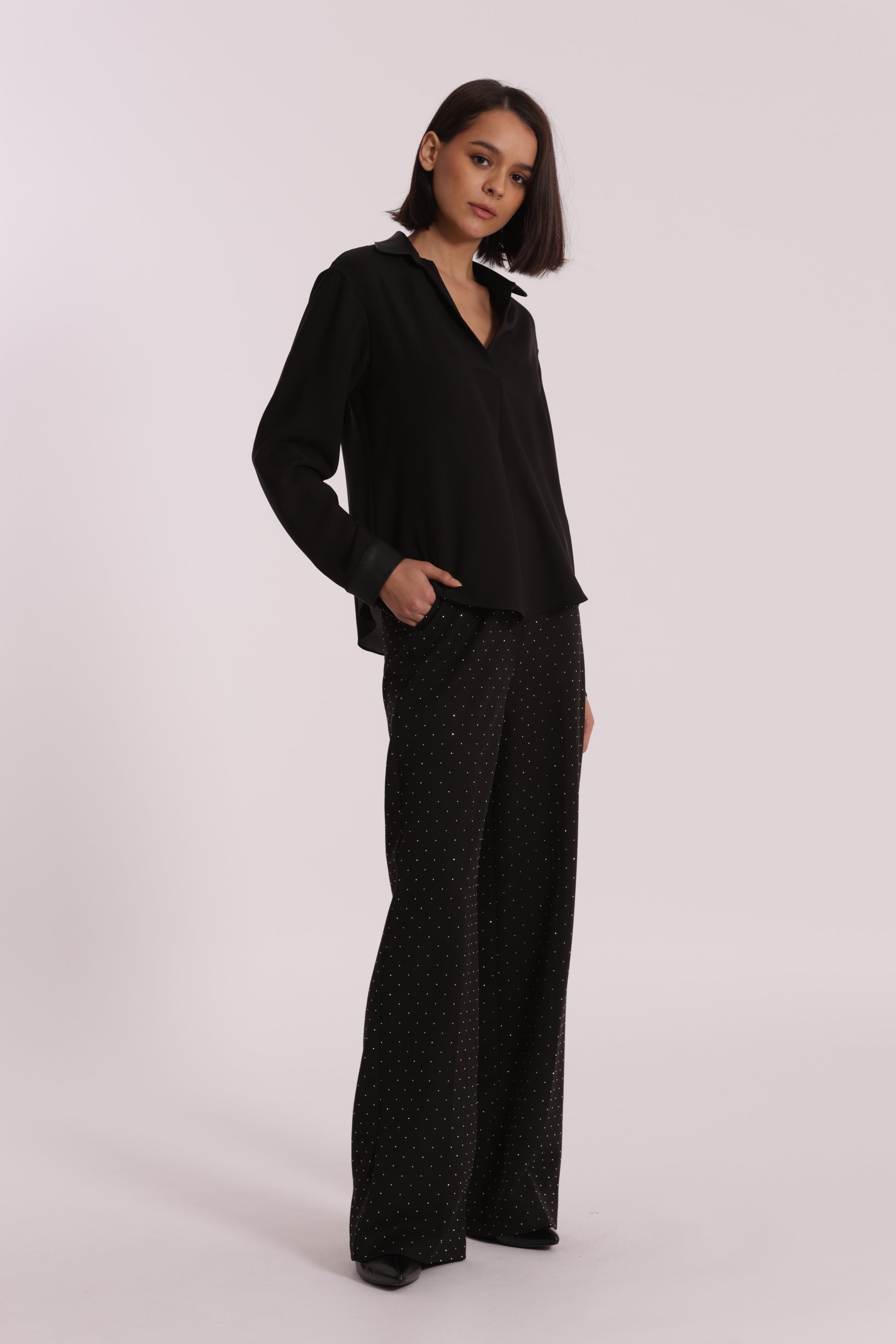 PANTALONE PALAZZO CON APPLICAZIONE DI STRASS