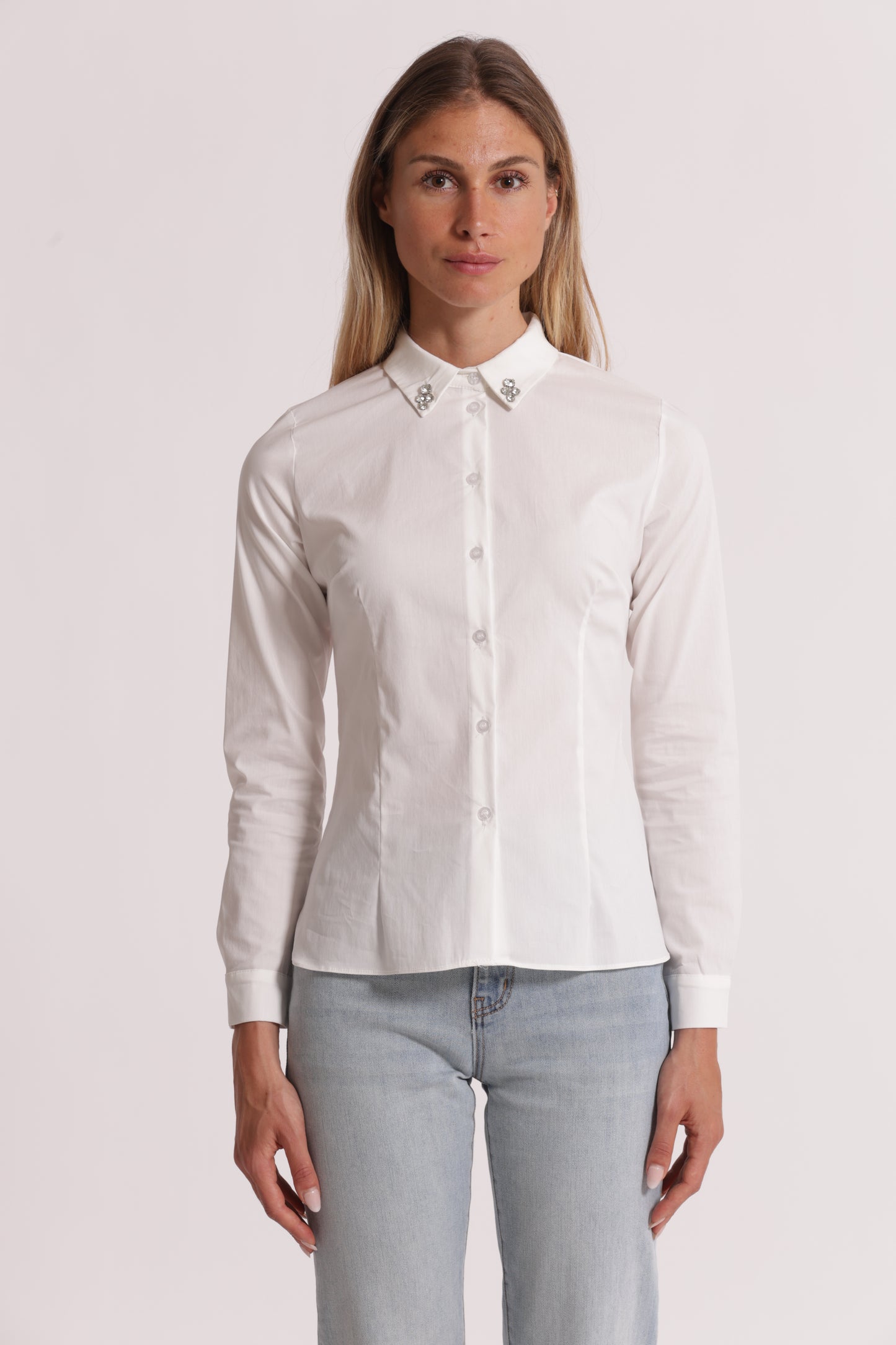 CAMICIA A MANICHE LUNGHE CON DETTAGLIO GIOIELLO