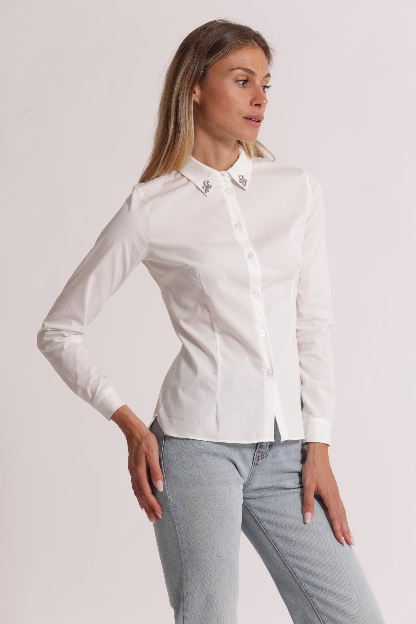 CAMICIA A MANICHE LUNGHE CON DETTAGLIO GIOIELLO