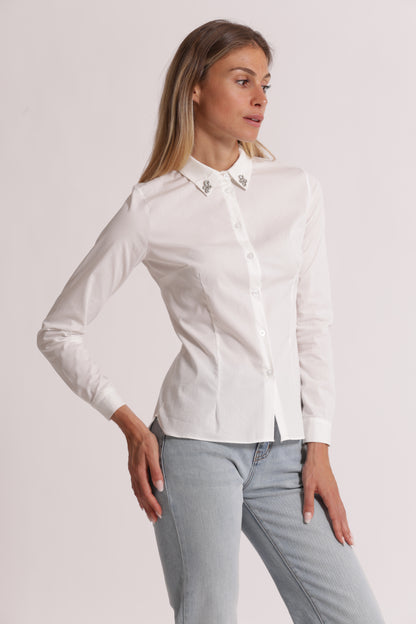 CAMICIA A MANICHE LUNGHE CON DETTAGLIO GIOIELLO