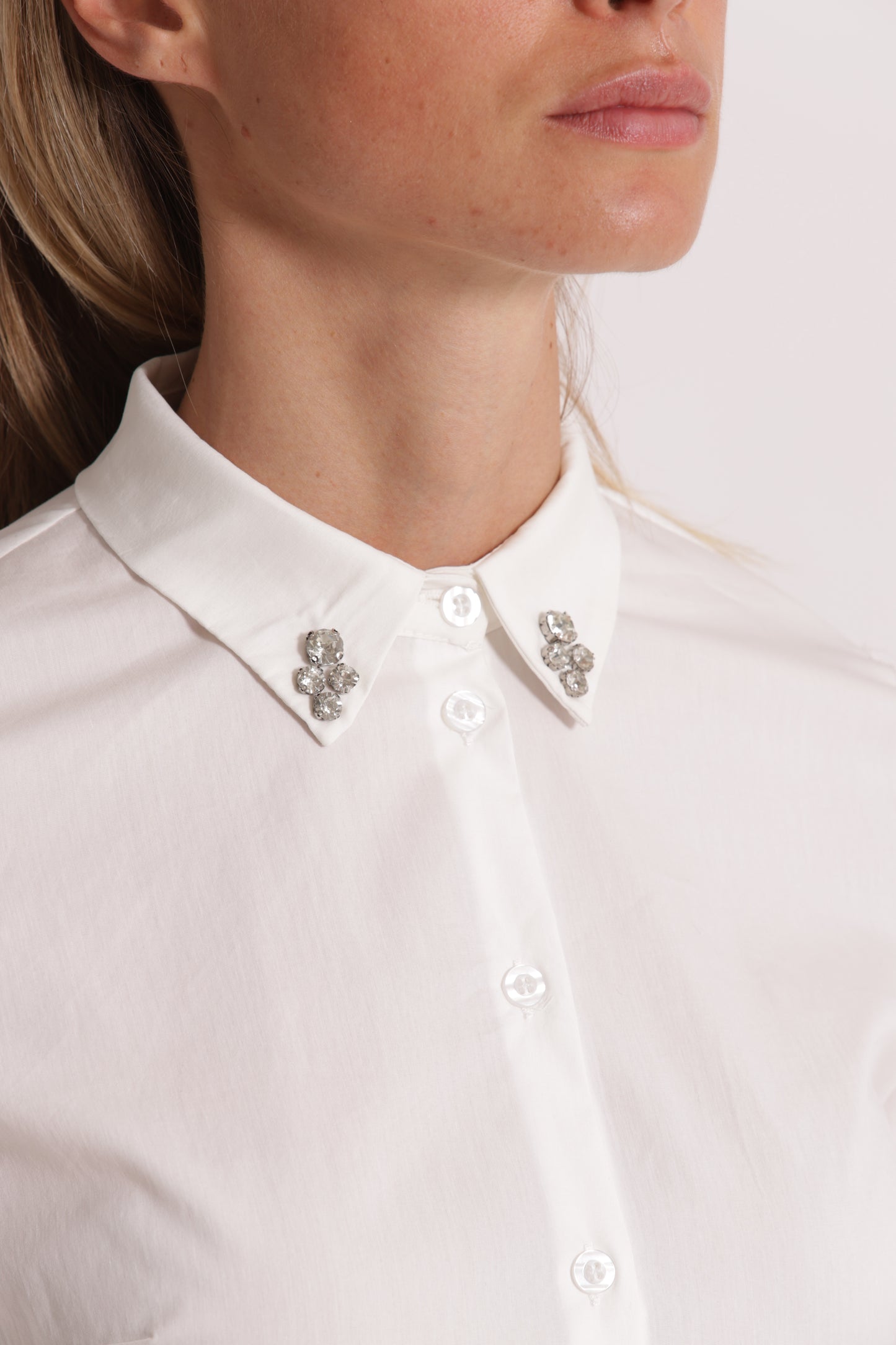 CAMICIA A MANICHE LUNGHE CON DETTAGLIO GIOIELLO