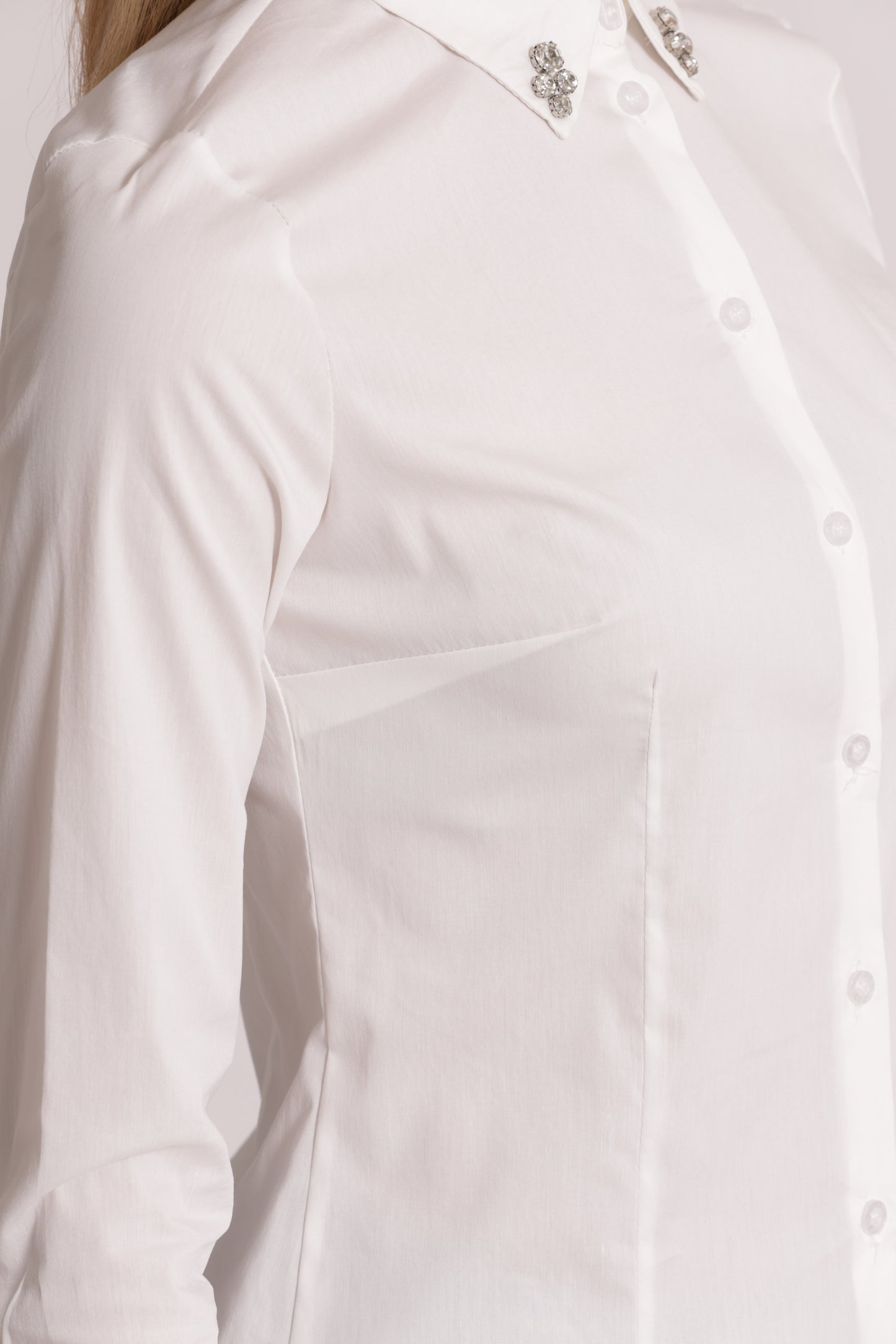 CAMICIA A MANICHE LUNGHE CON DETTAGLIO GIOIELLO