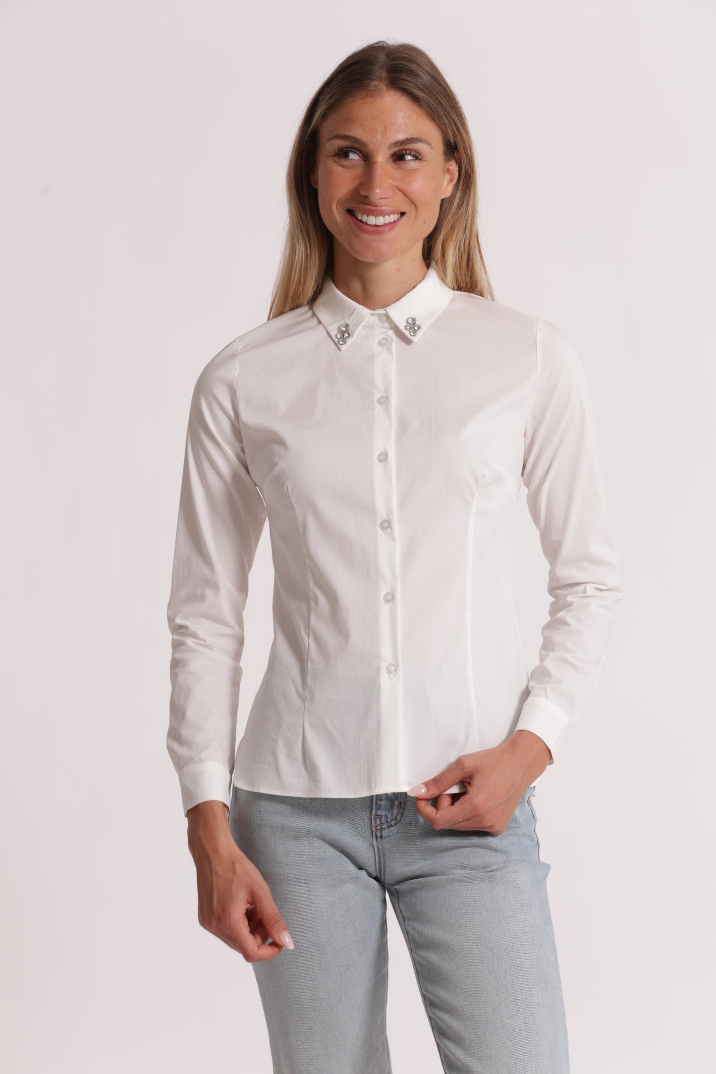 CAMICIA A MANICHE LUNGHE CON DETTAGLIO GIOIELLO