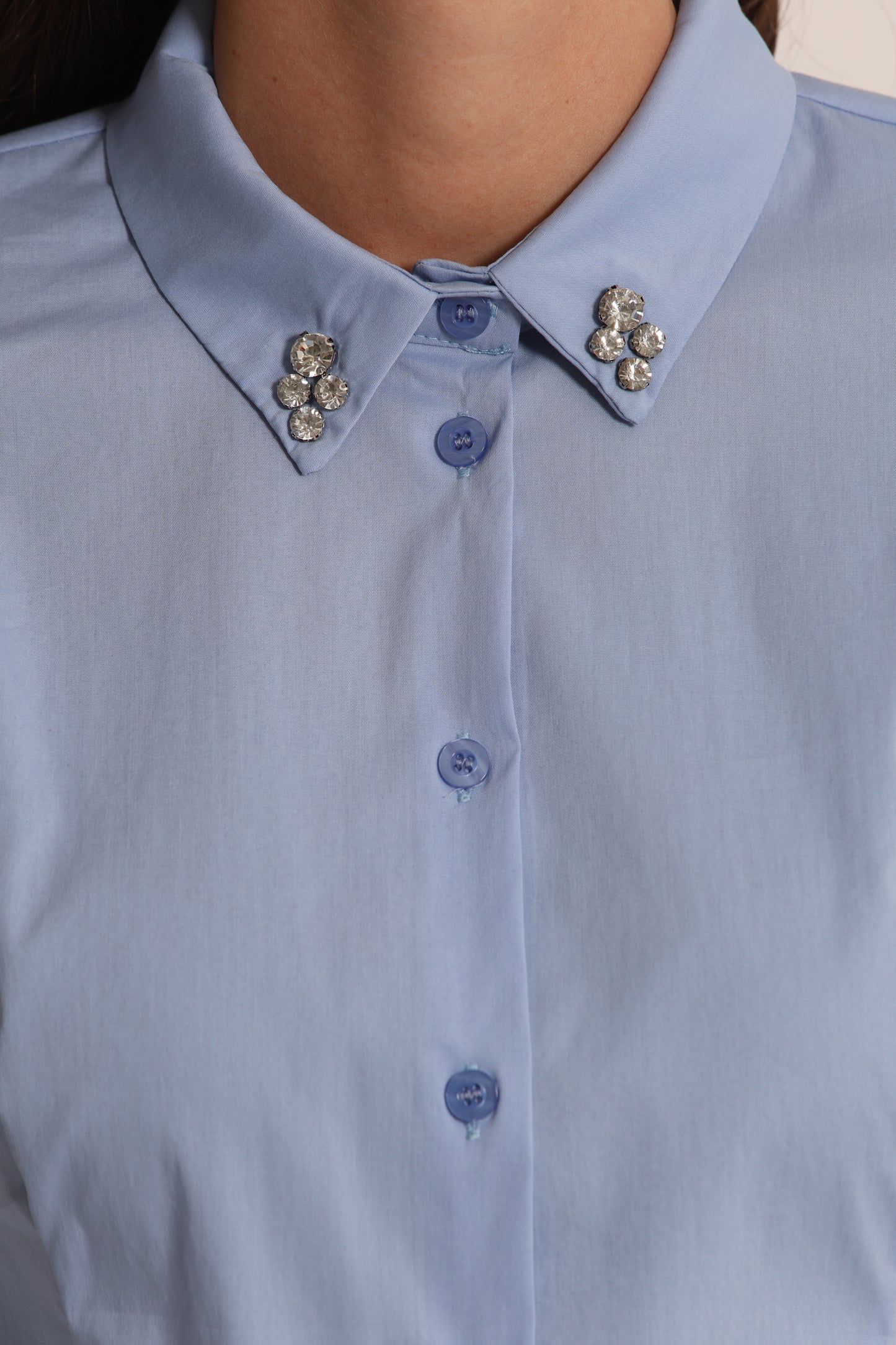 CAMICIA A MANICHE LUNGHE CON DETTAGLIO GIOIELLO