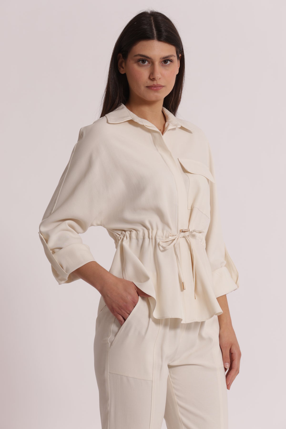CAMICIA CON CINTURINO REGOLABILE