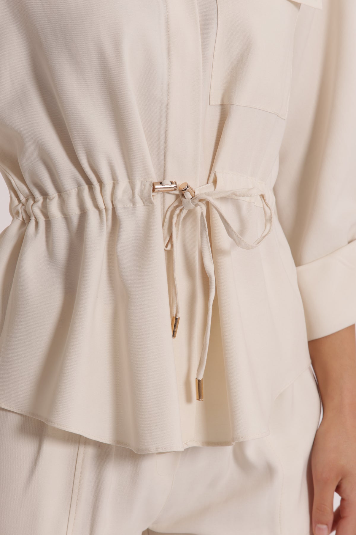 CAMICIA CON CINTURINO REGOLABILE