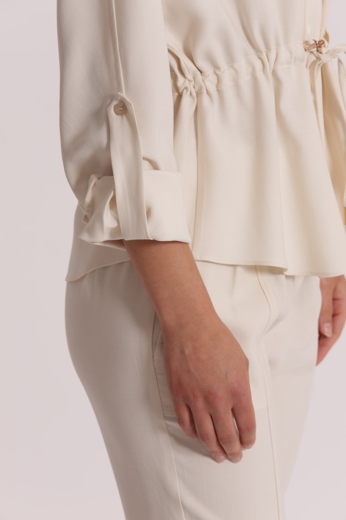 CAMICIA CON CINTURINO REGOLABILE
