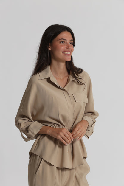 CAMICIA CON CINTURINO REGOLABILE