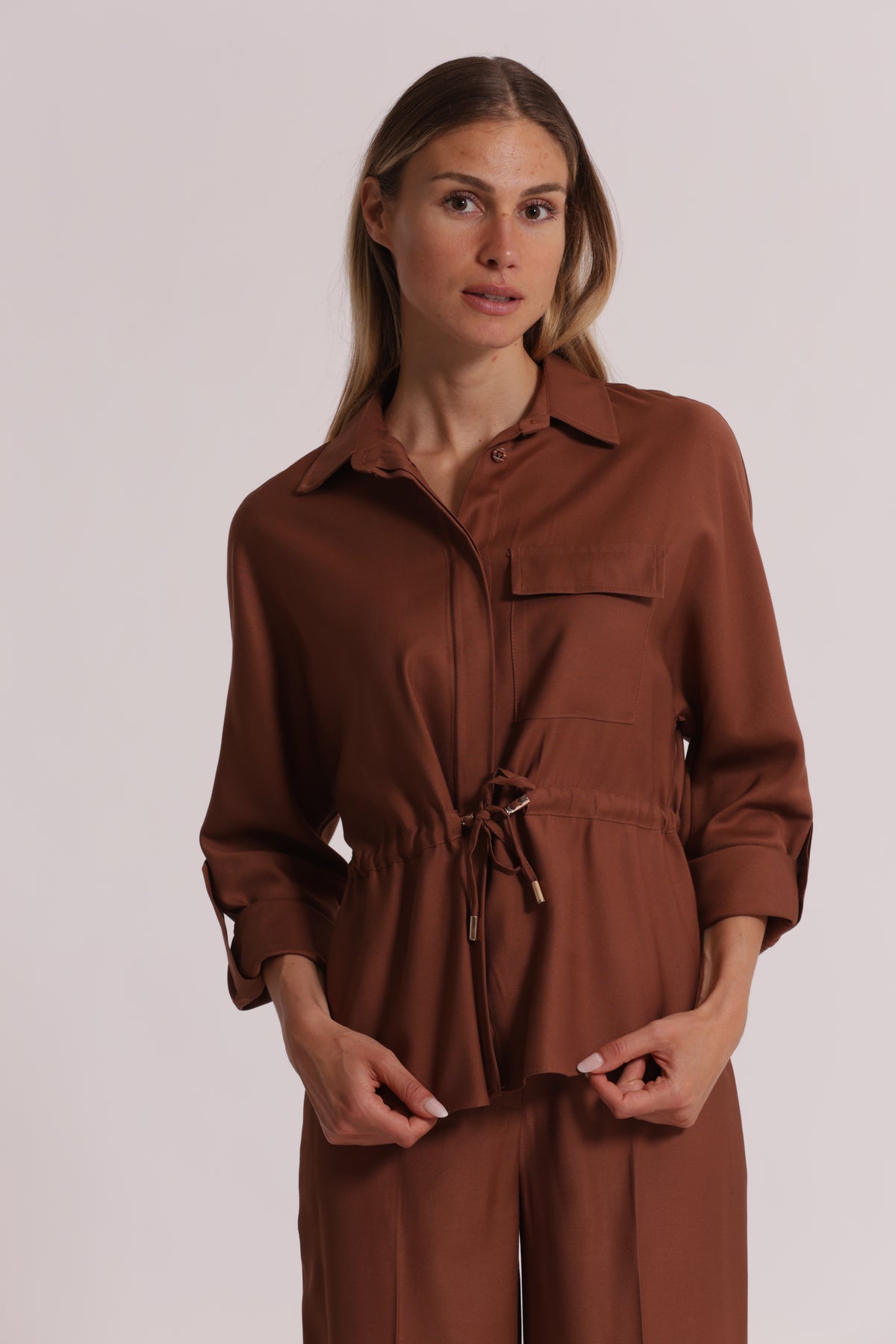 CAMICIA CON CINTURINO REGOLABILE