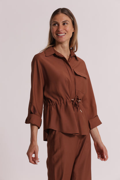 CAMICIA CON CINTURINO REGOLABILE