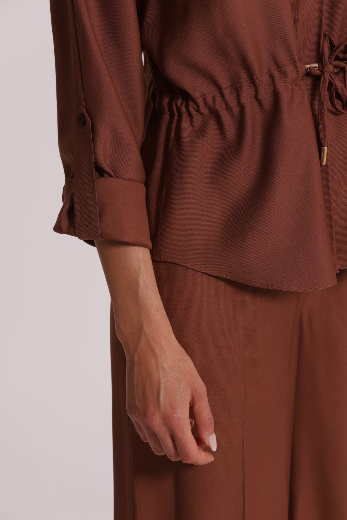 CAMICIA CON CINTURINO REGOLABILE