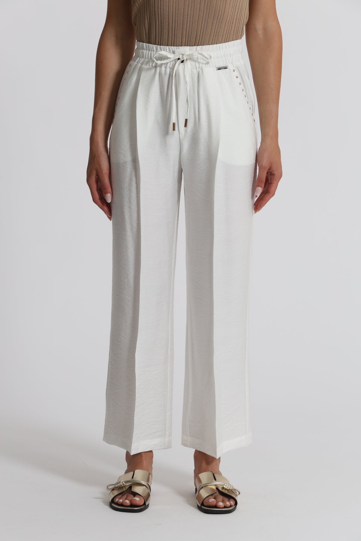 PANTALONE CON DETTAGLIO BORCHIE